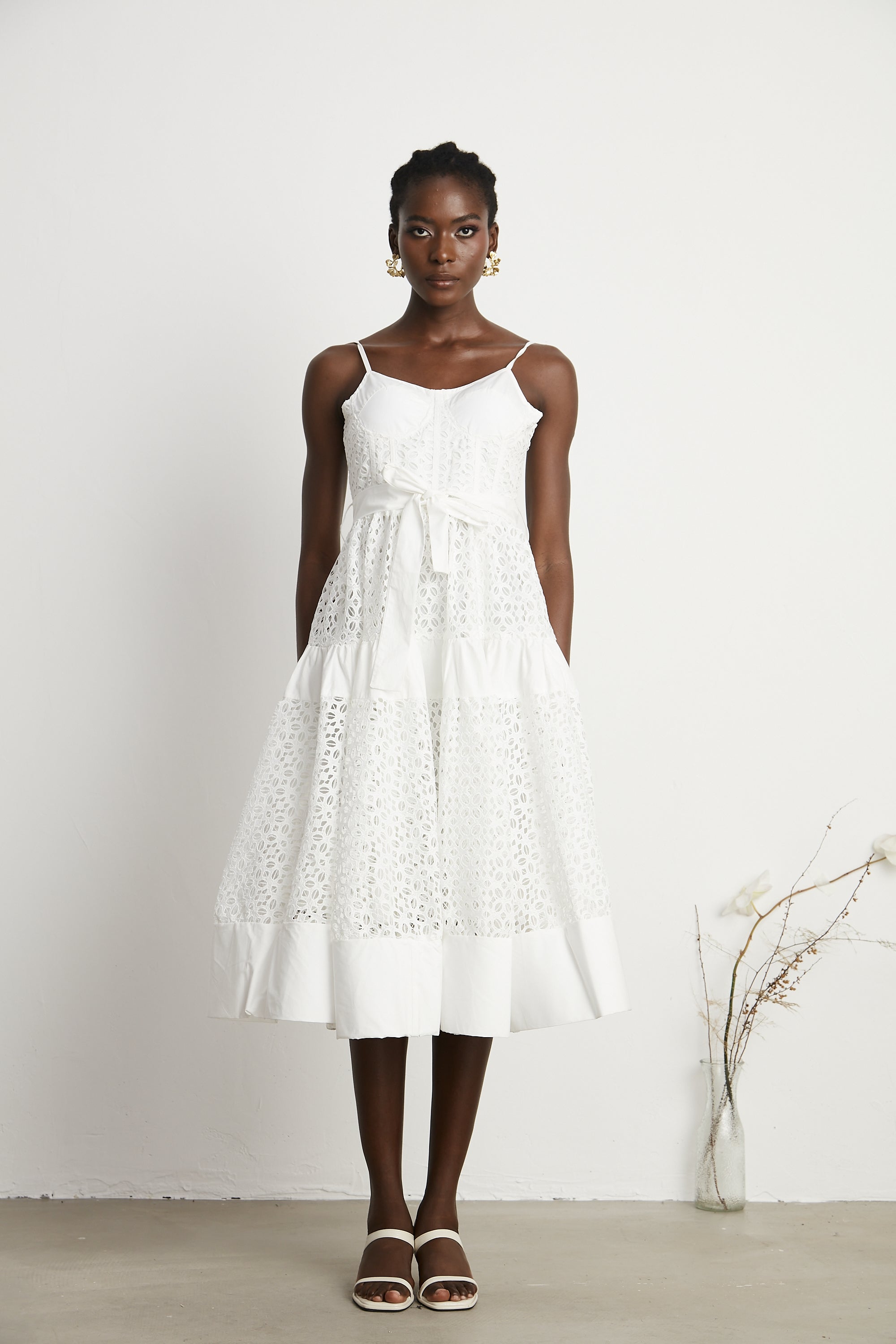 فستان كاتريونا متوسط الطول من القطن بفتحات وحزام