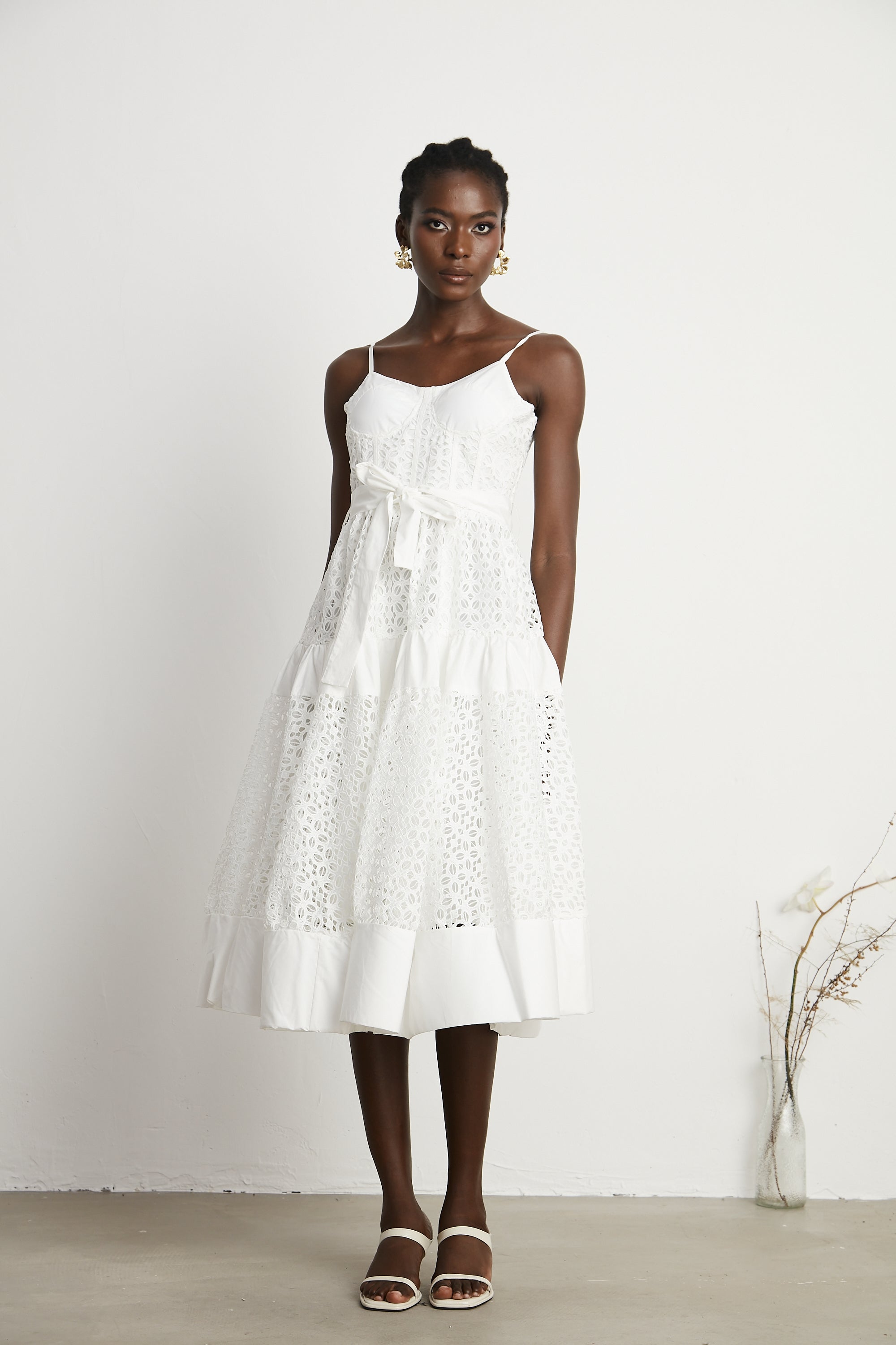 فستان كاتريونا متوسط الطول من القطن بفتحات وحزام