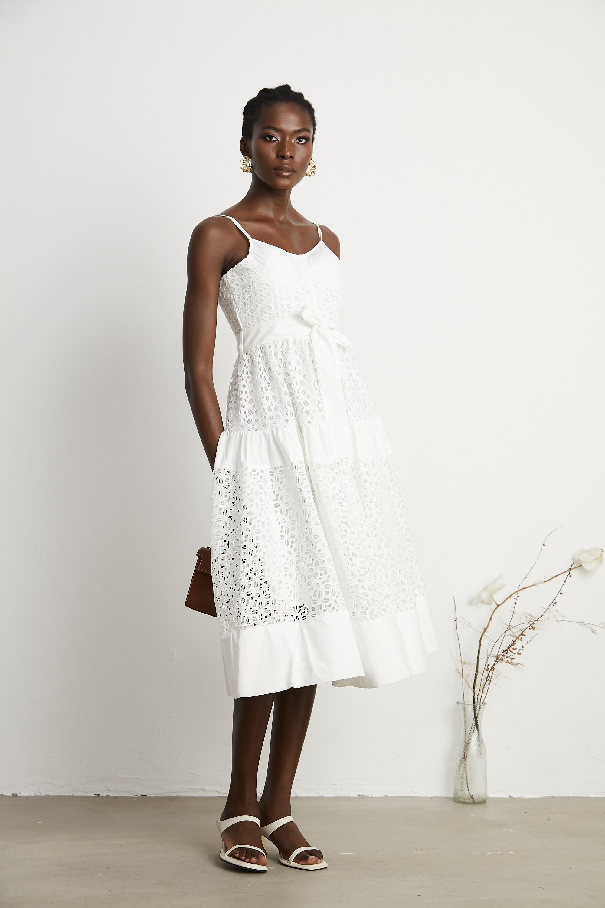 فستان كاتريونا متوسط الطول من القطن بفتحات وحزام