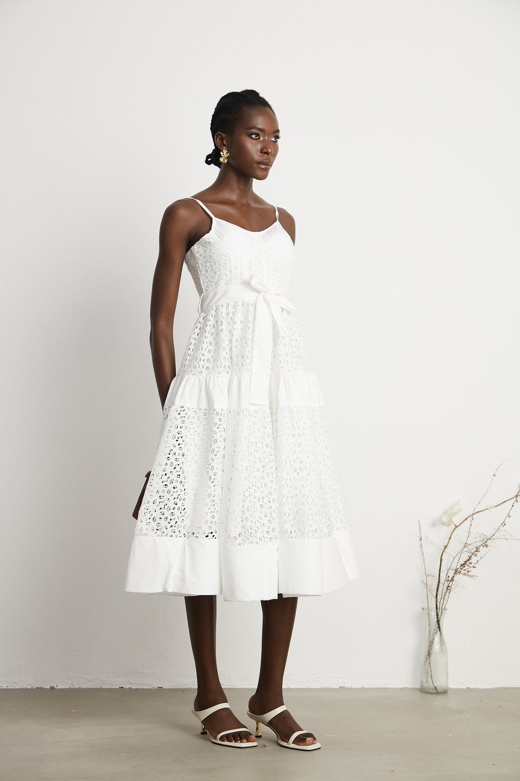 فستان كاتريونا متوسط الطول من القطن بفتحات وحزام