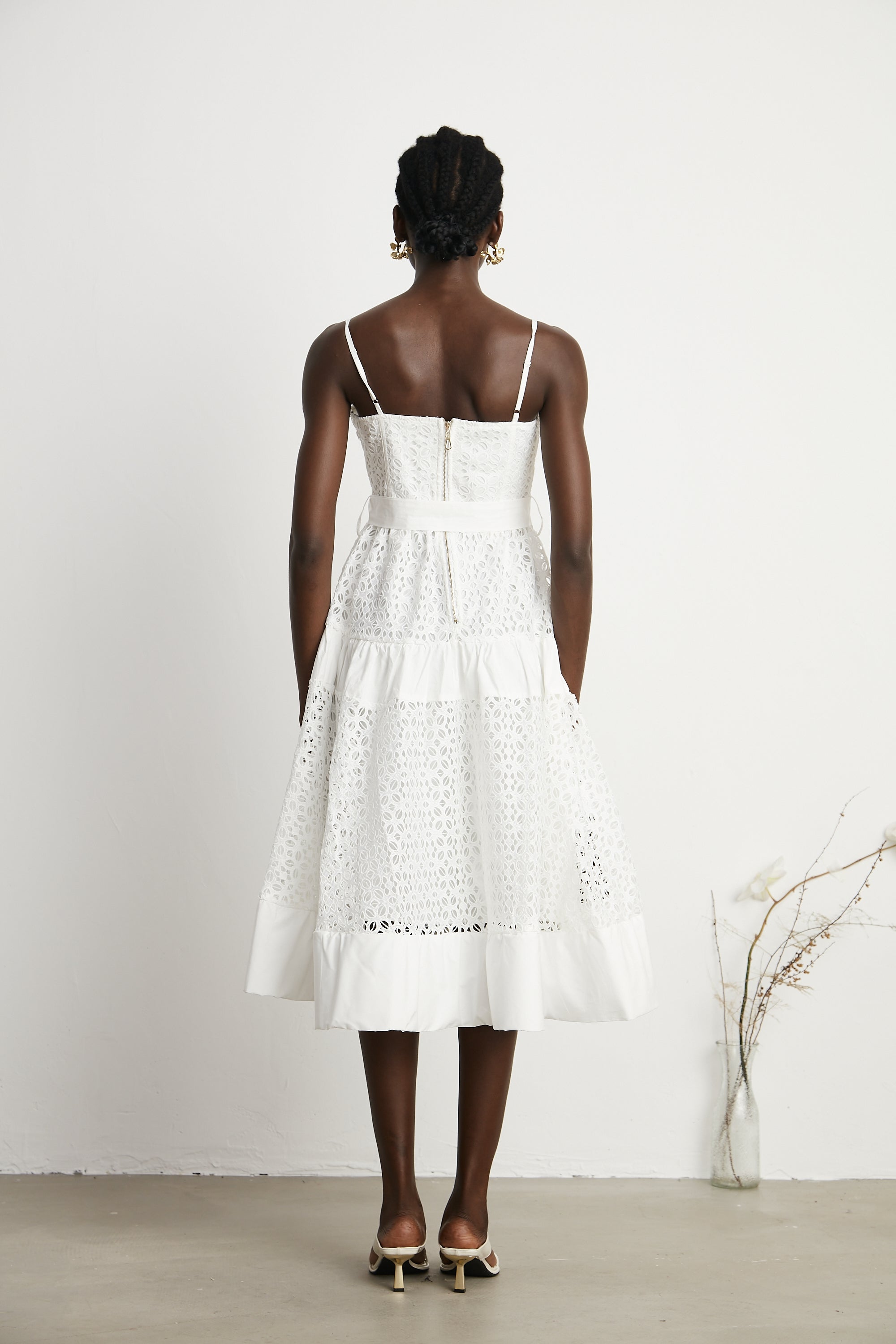 فستان كاتريونا متوسط الطول من القطن بفتحات وحزام