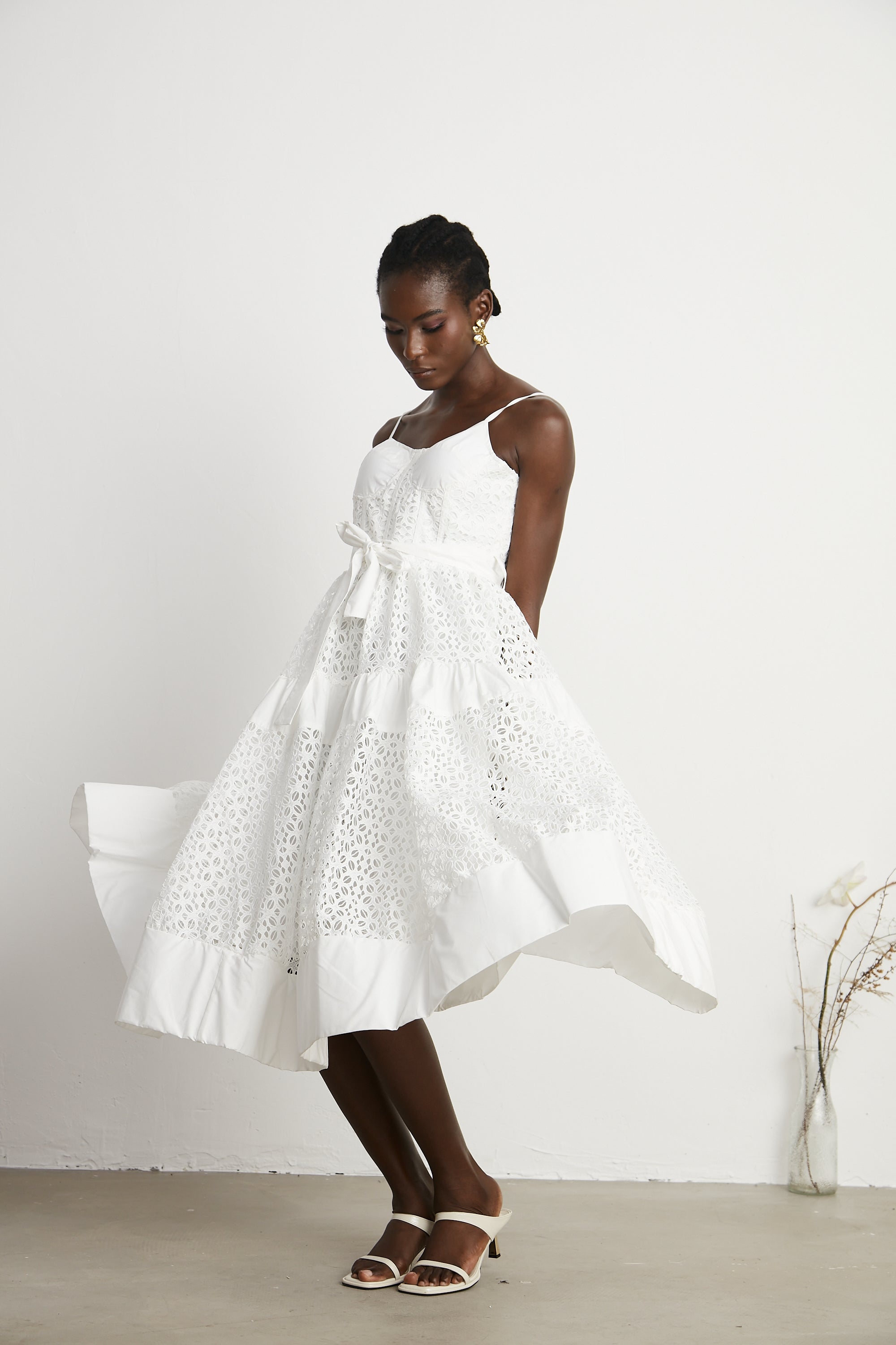 فستان كاتريونا متوسط الطول من القطن بفتحات وحزام