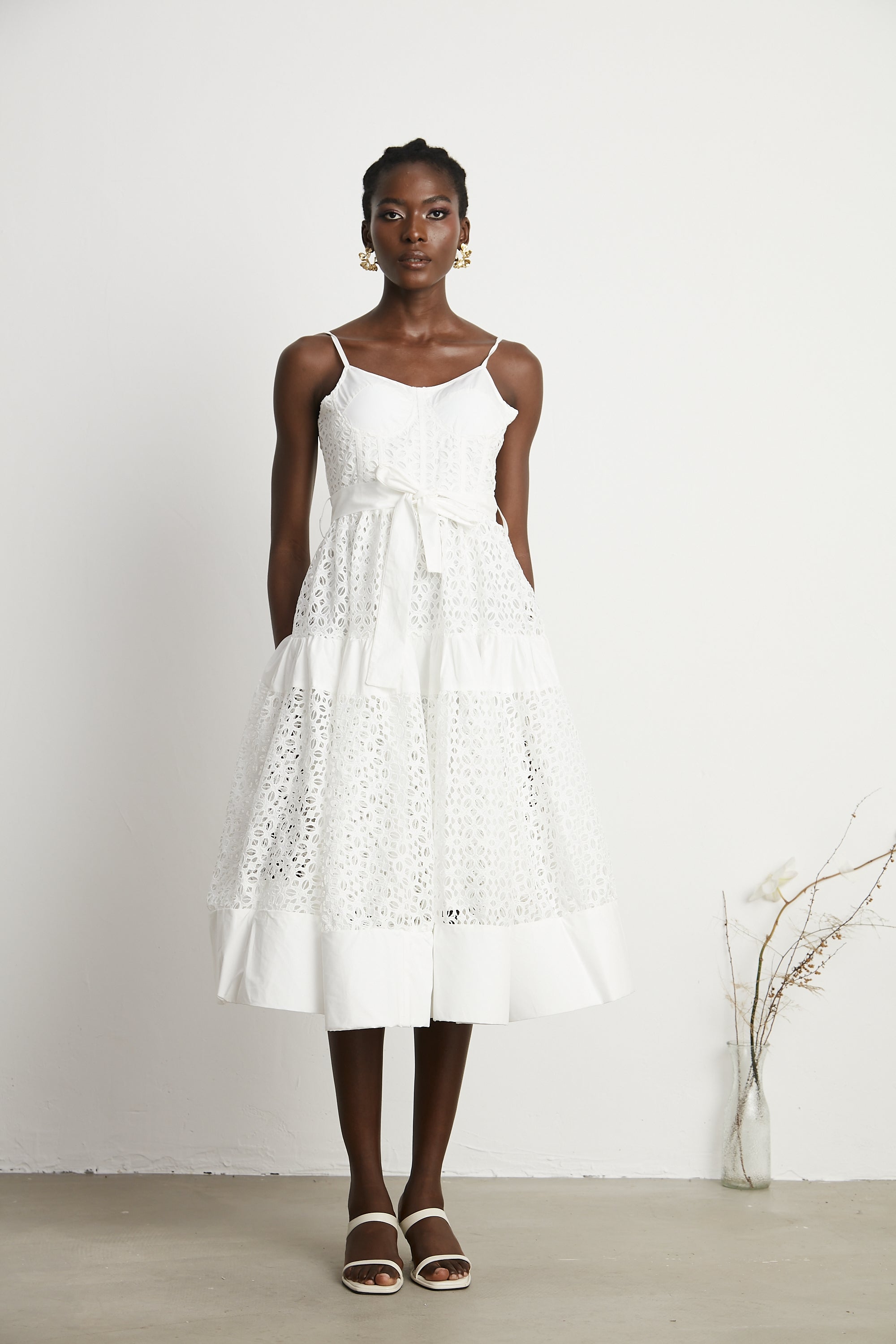 فستان كاتريونا متوسط الطول من القطن بفتحات وحزام