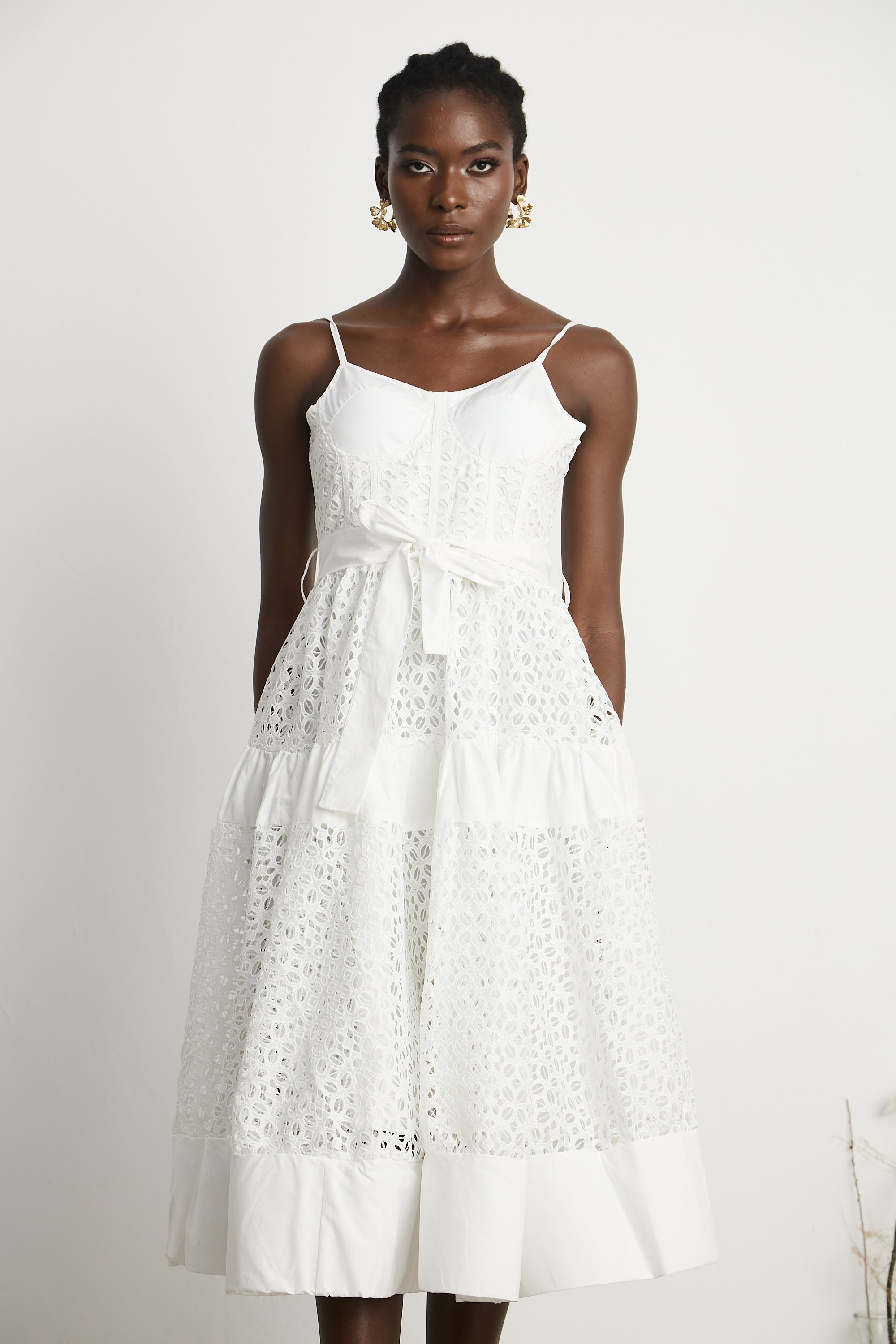 فستان كاتريونا متوسط الطول من القطن بفتحات وحزام