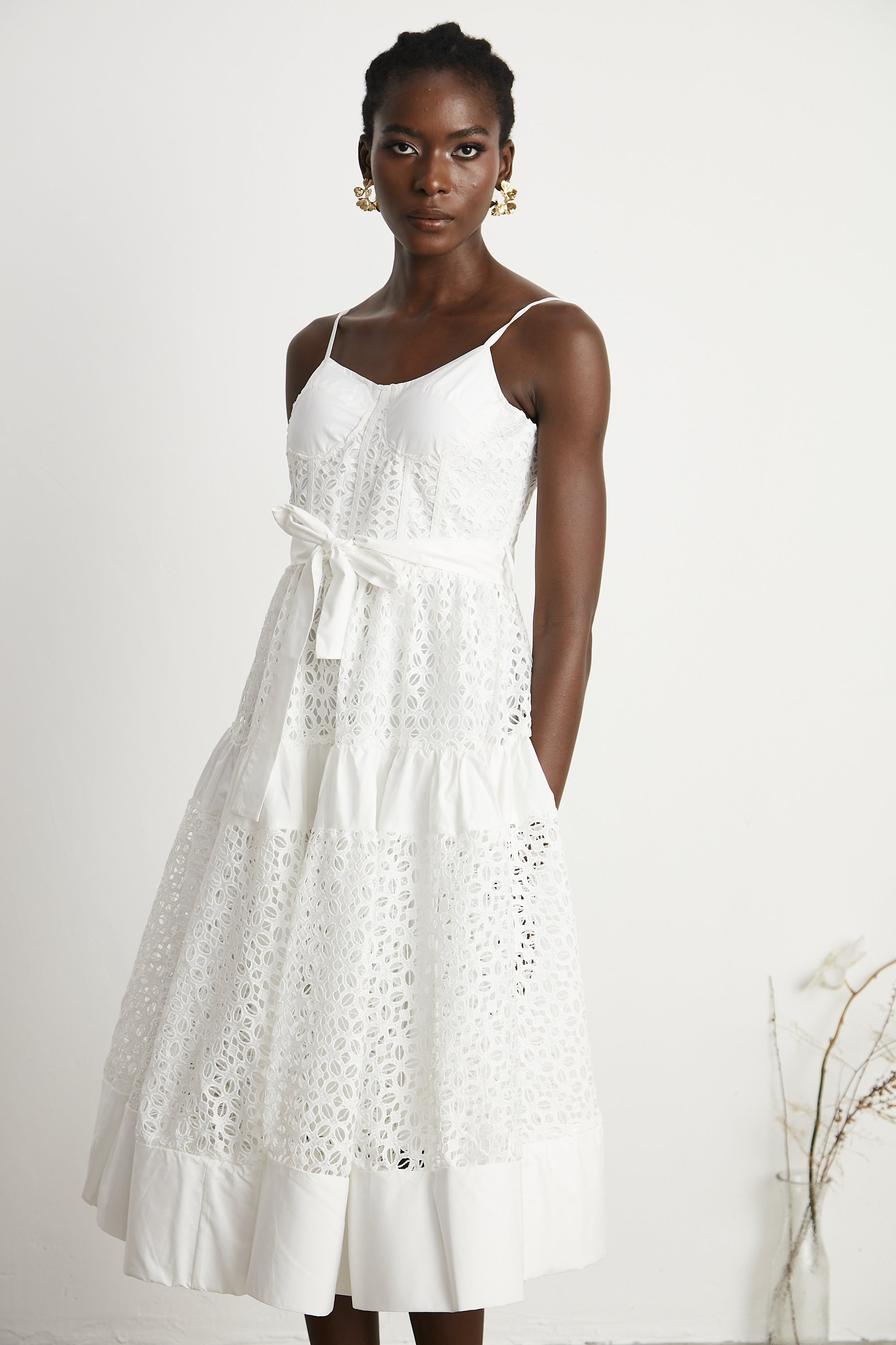 فستان كاتريونا متوسط الطول من القطن بفتحات وحزام