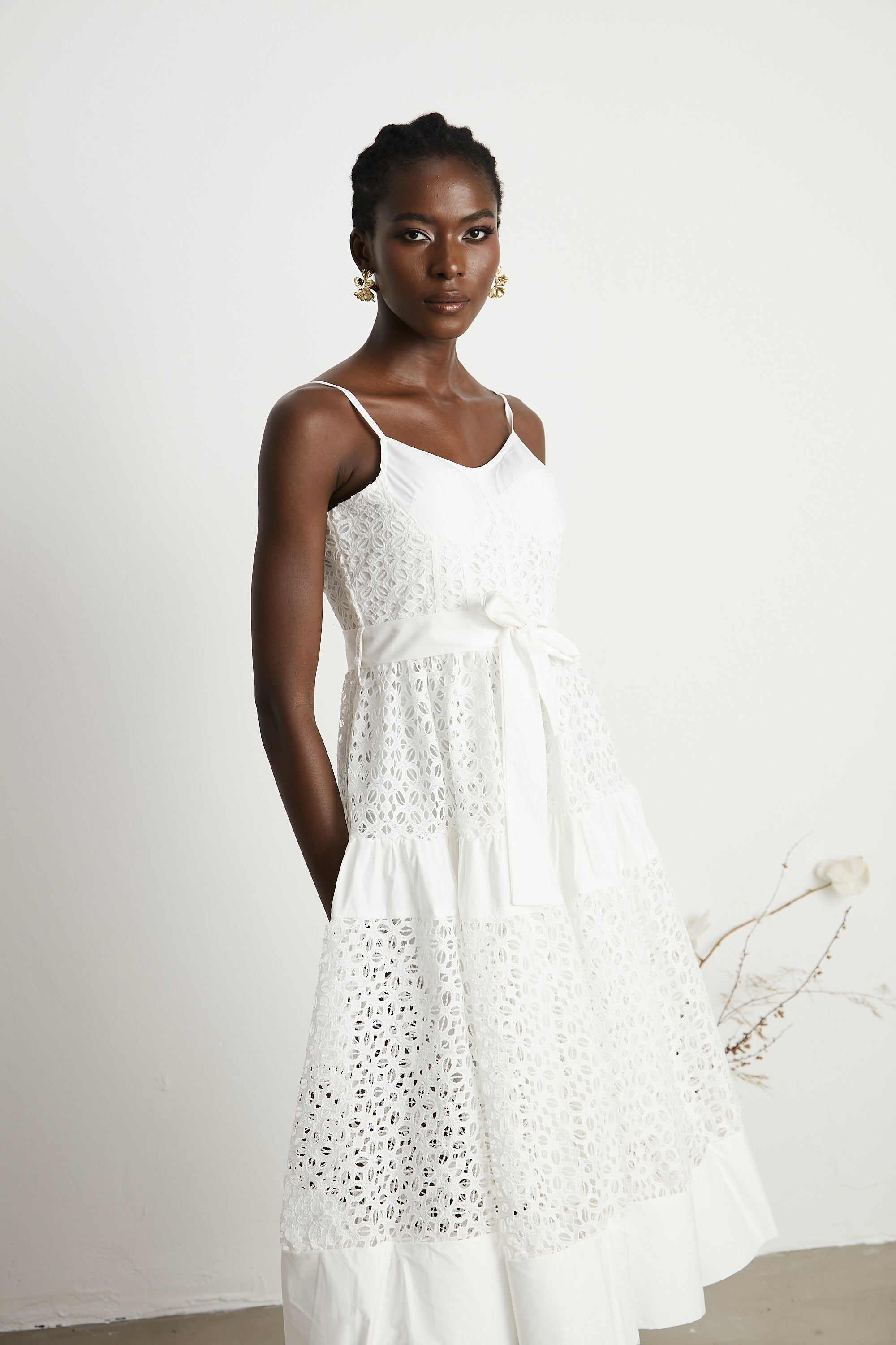 فستان كاتريونا متوسط الطول من القطن بفتحات وحزام