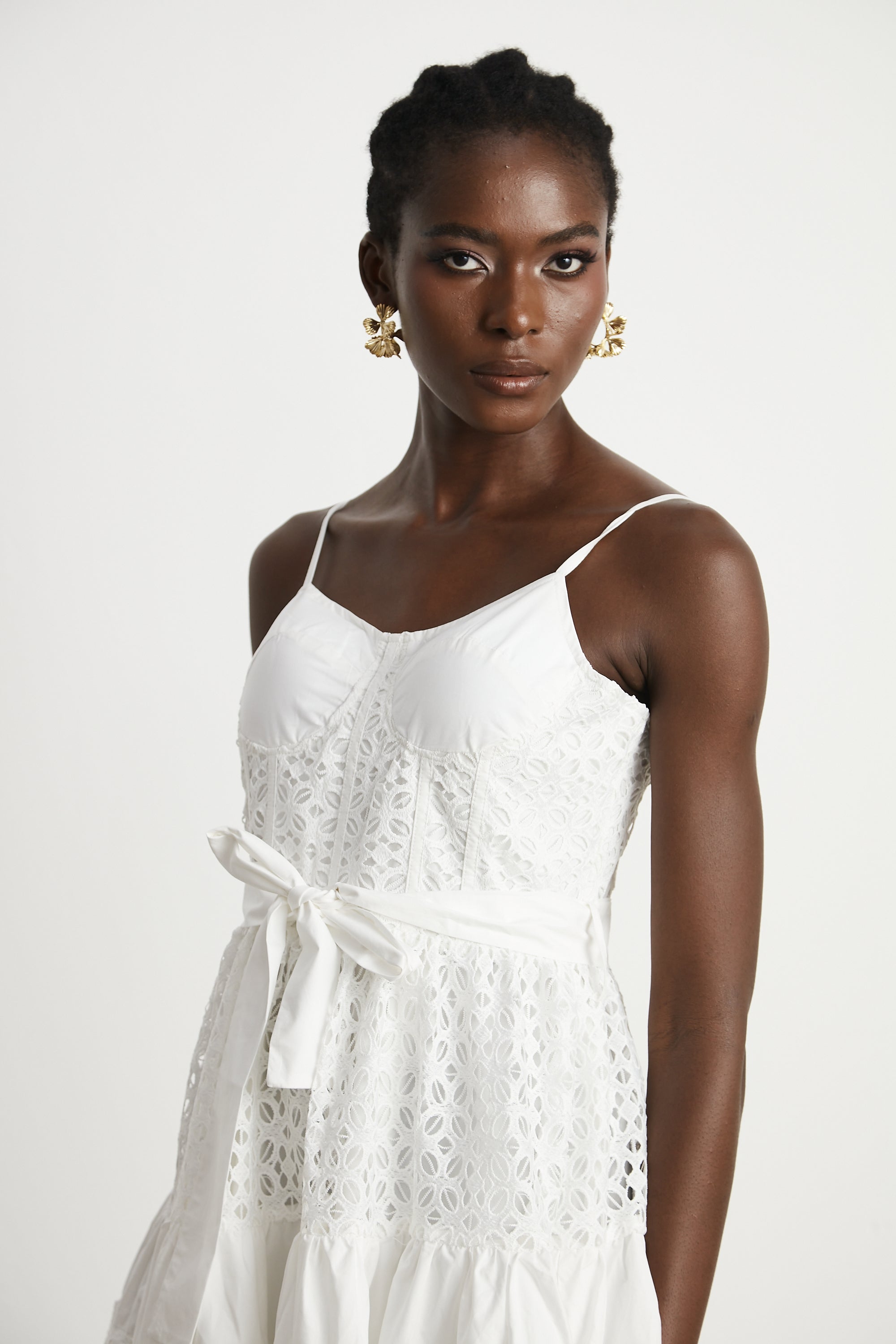 فستان كاتريونا متوسط الطول من القطن بفتحات وحزام