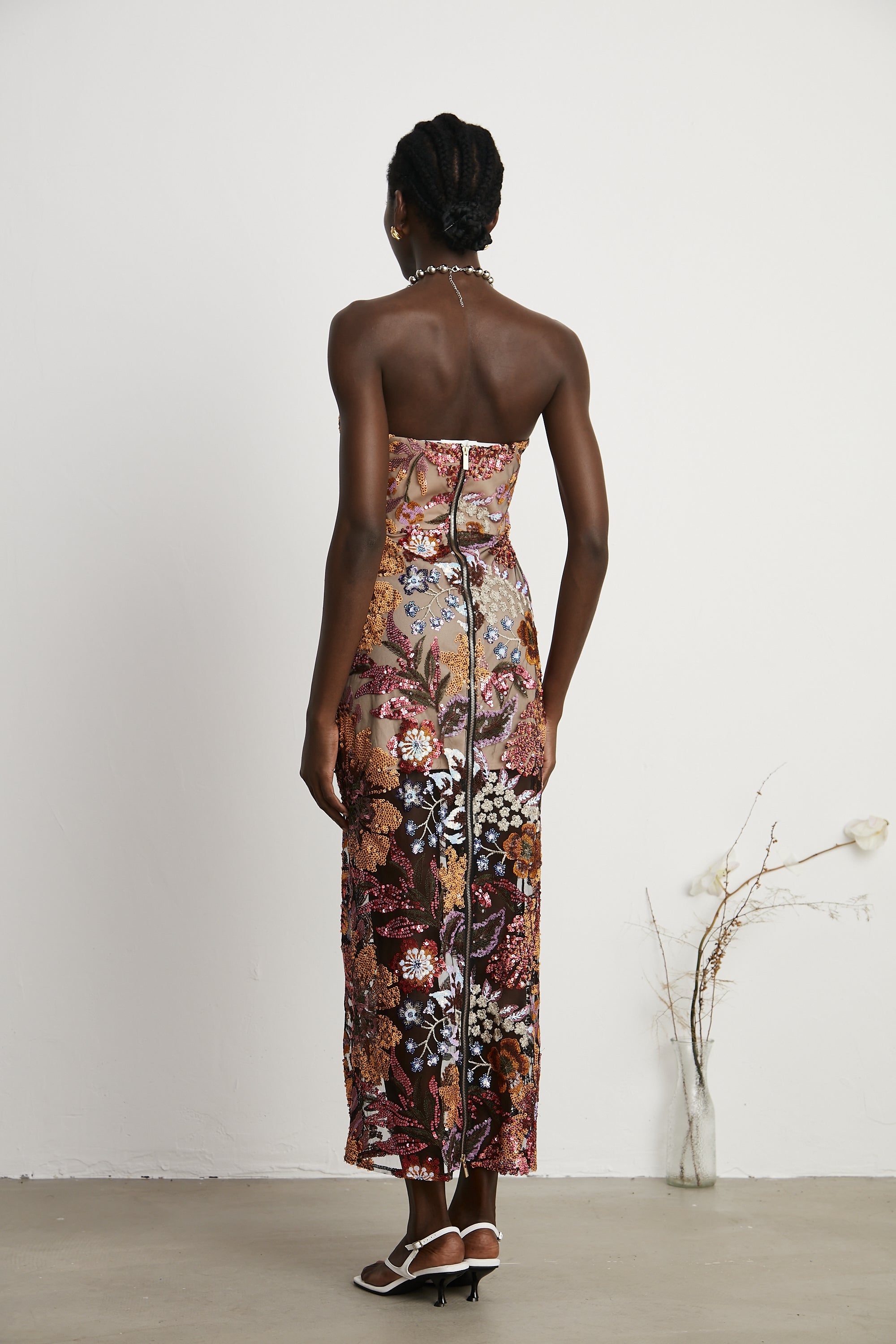 فستان تيريز متوسط الطول مطرز بالترتر ومزين بنقشة الزهور الملونة