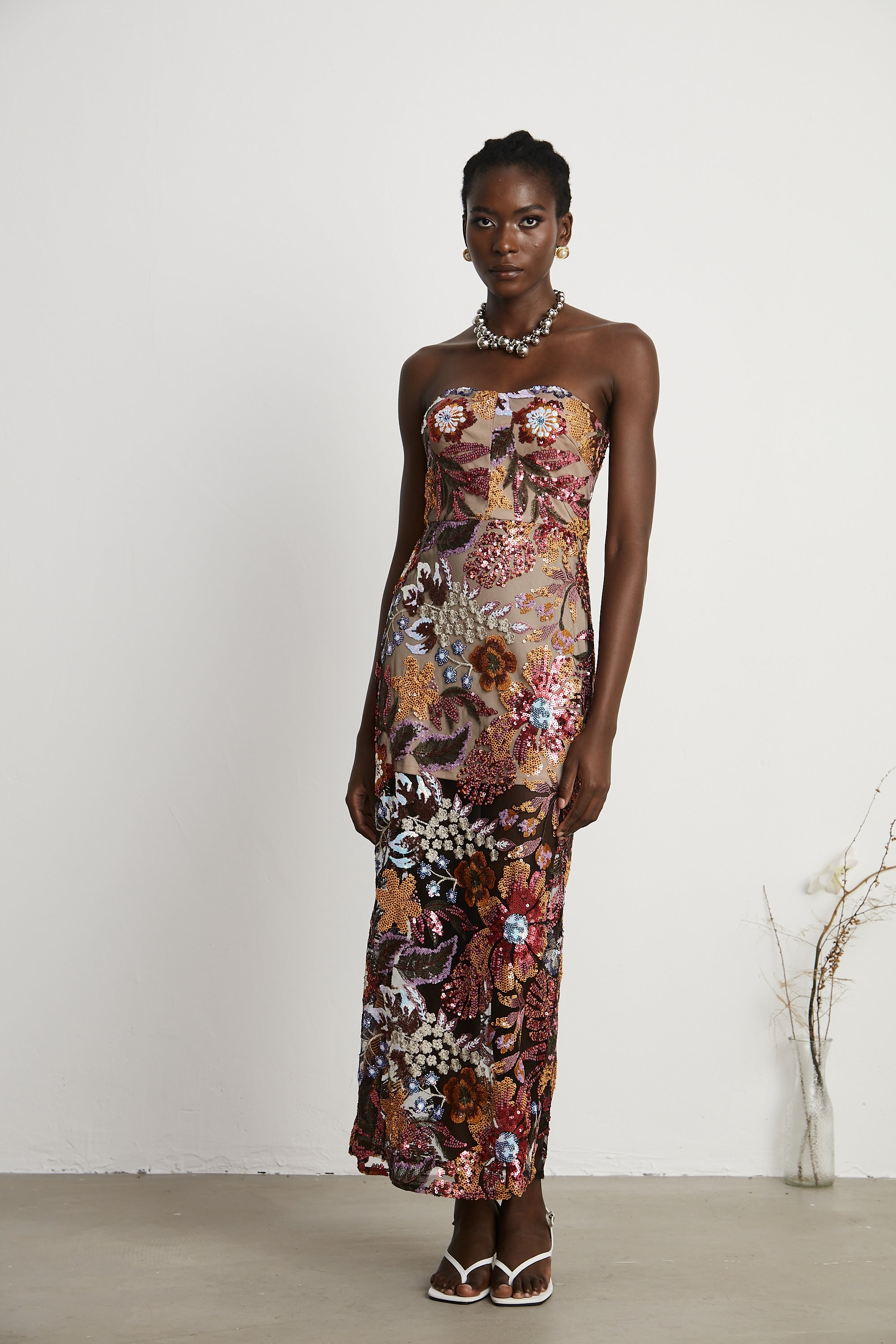 فستان تيريز متوسط الطول مطرز بالترتر ومزين بنقشة الزهور الملونة