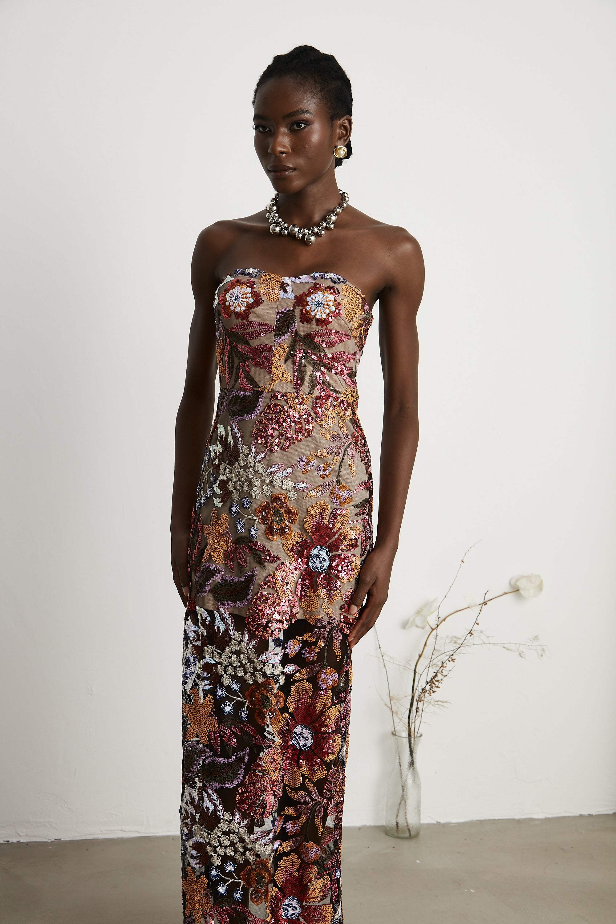 فستان تيريز متوسط الطول مطرز بالترتر ومزين بنقشة الزهور الملونة