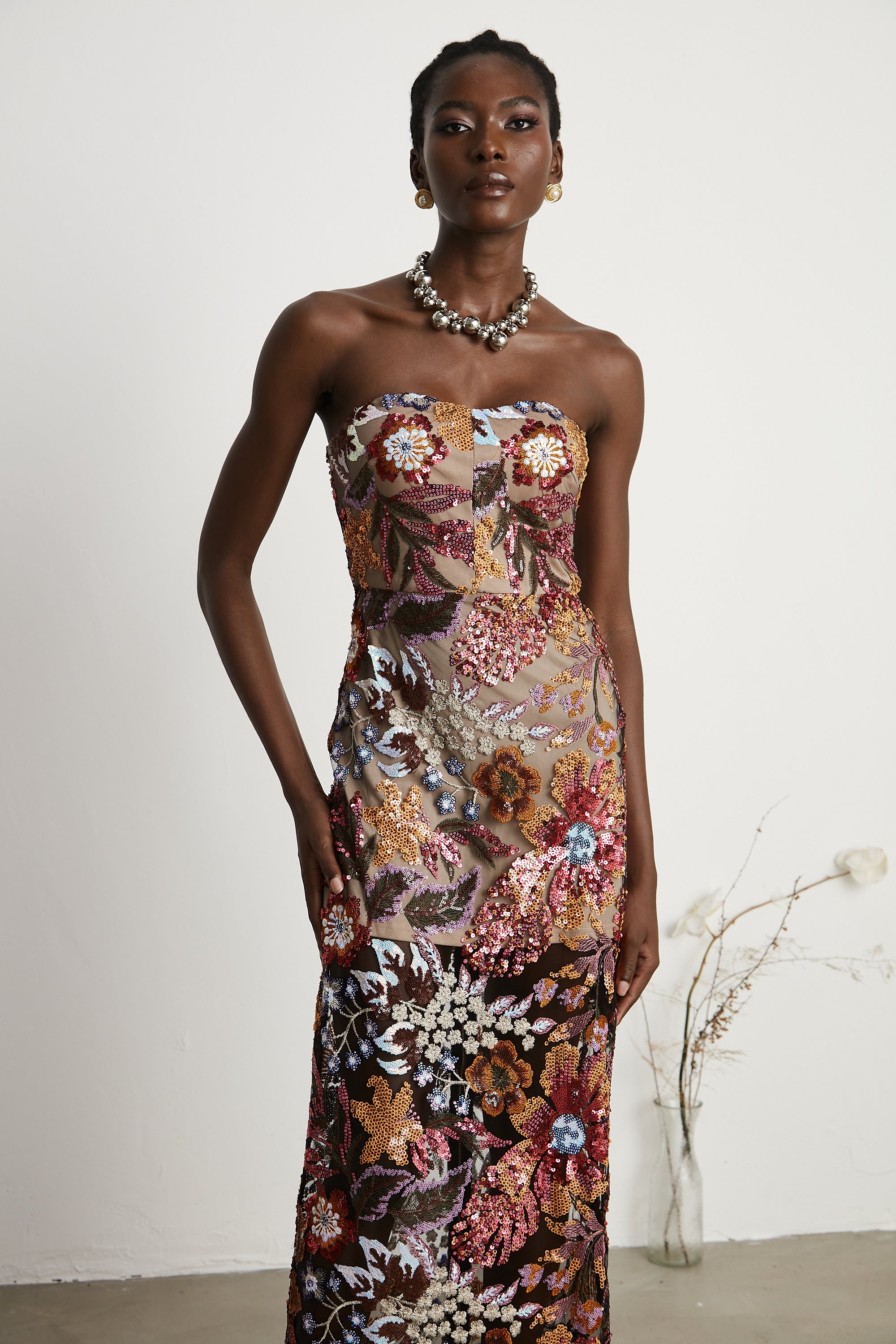 فستان تيريز متوسط الطول مطرز بالترتر ومزين بنقشة الزهور الملونة