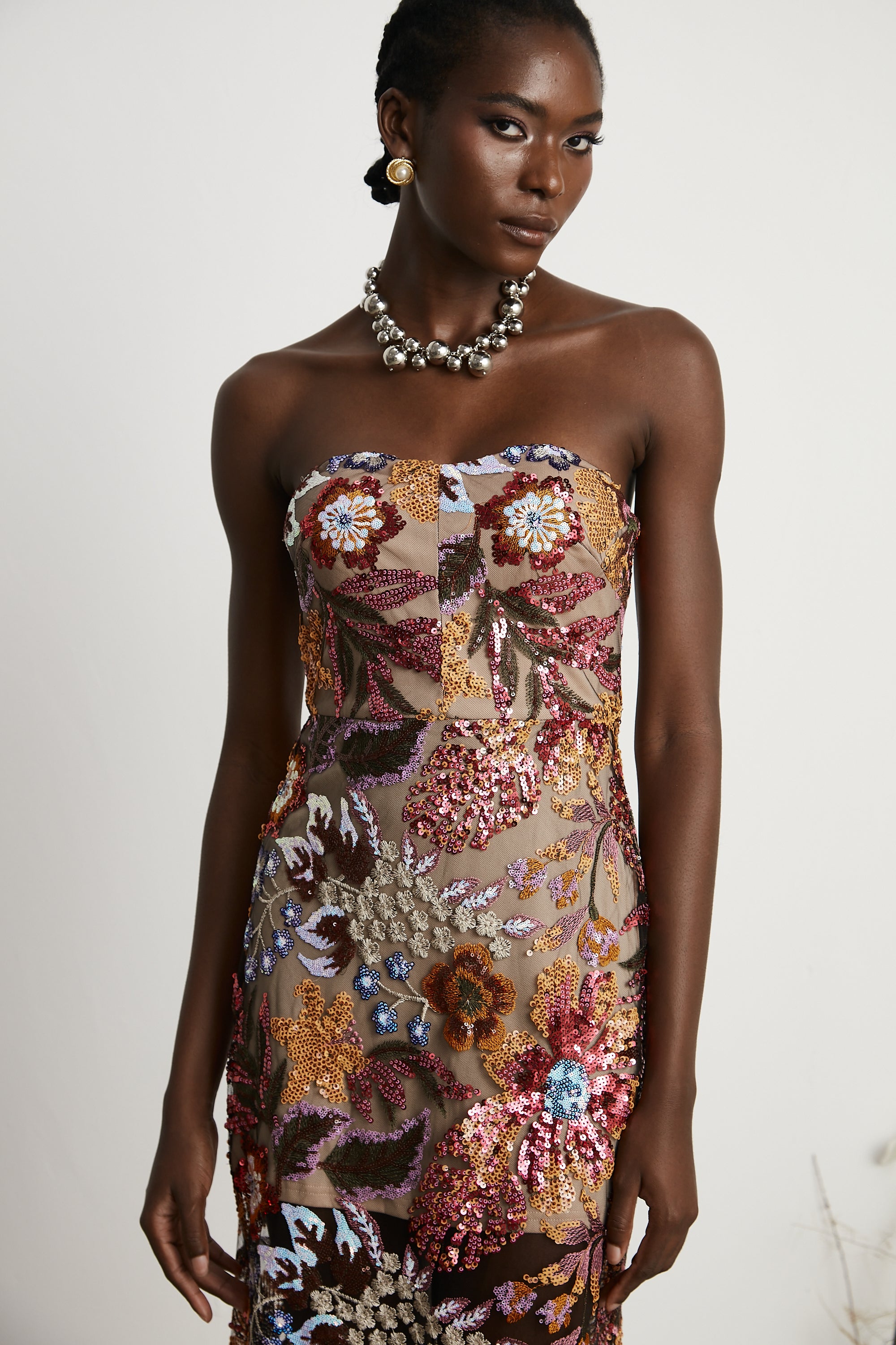 فستان تيريز متوسط الطول مطرز بالترتر ومزين بنقشة الزهور الملونة