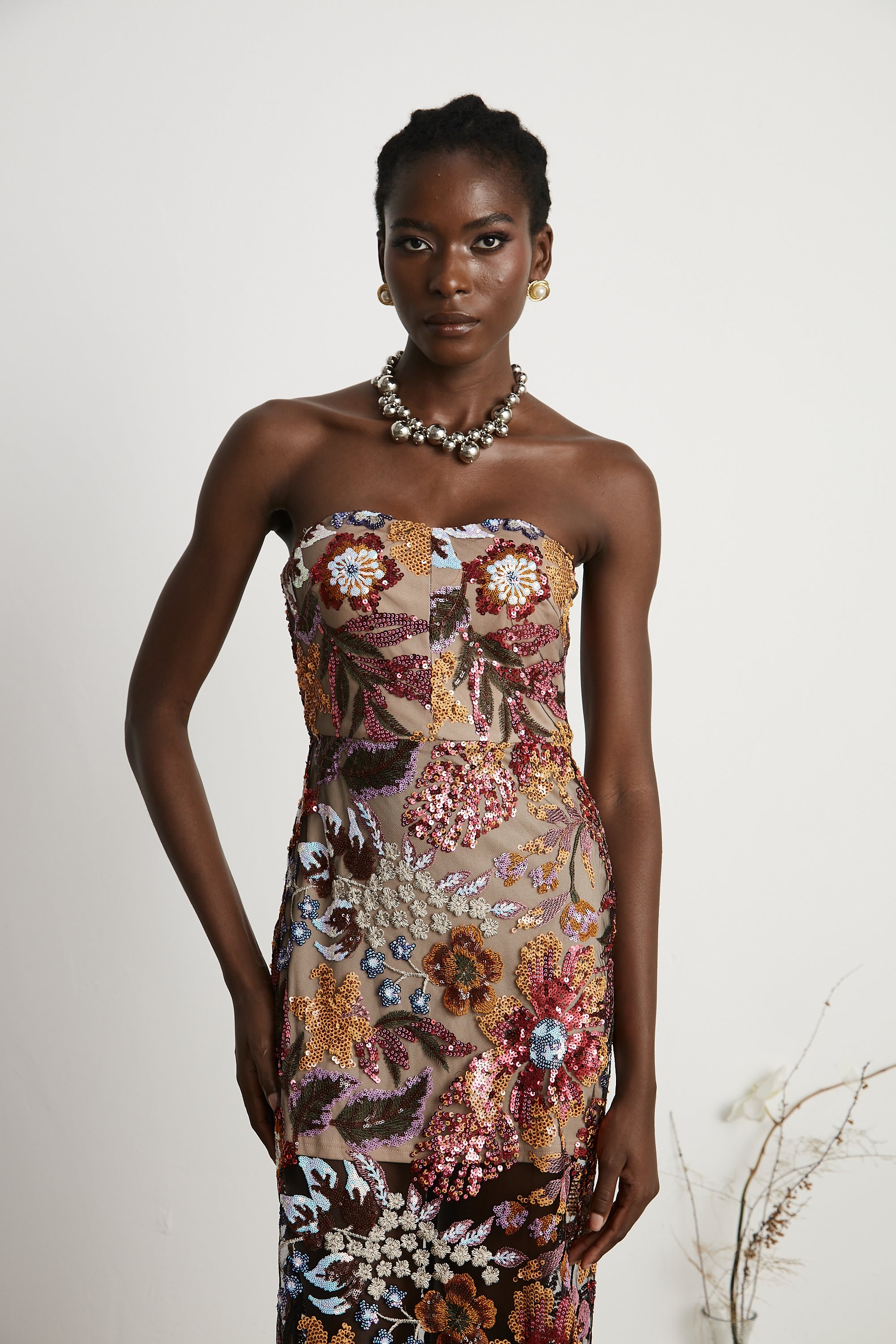 فستان تيريز متوسط الطول مطرز بالترتر ومزين بنقشة الزهور الملونة