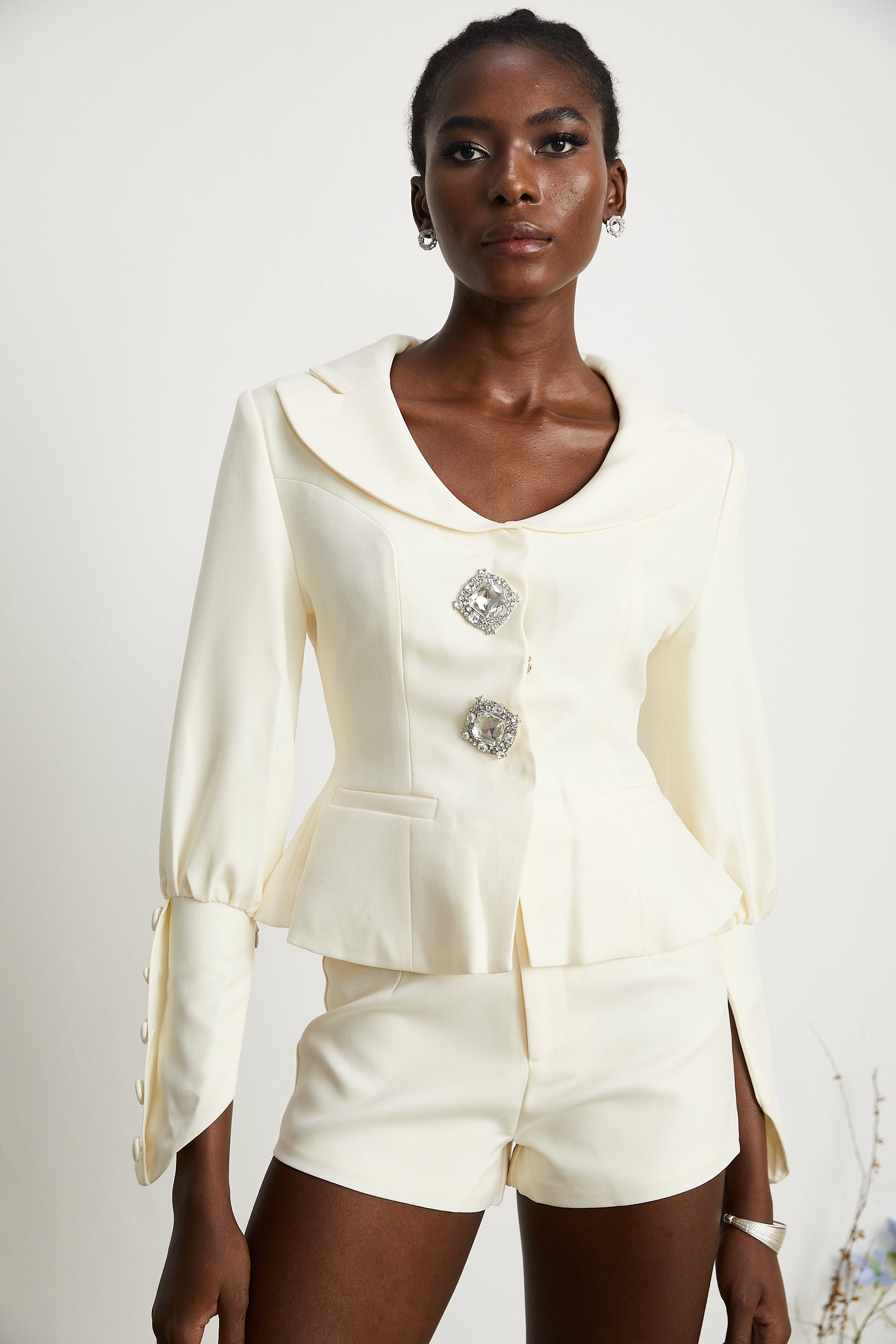 Passendes Set aus Jacke und Shorts von Iselin