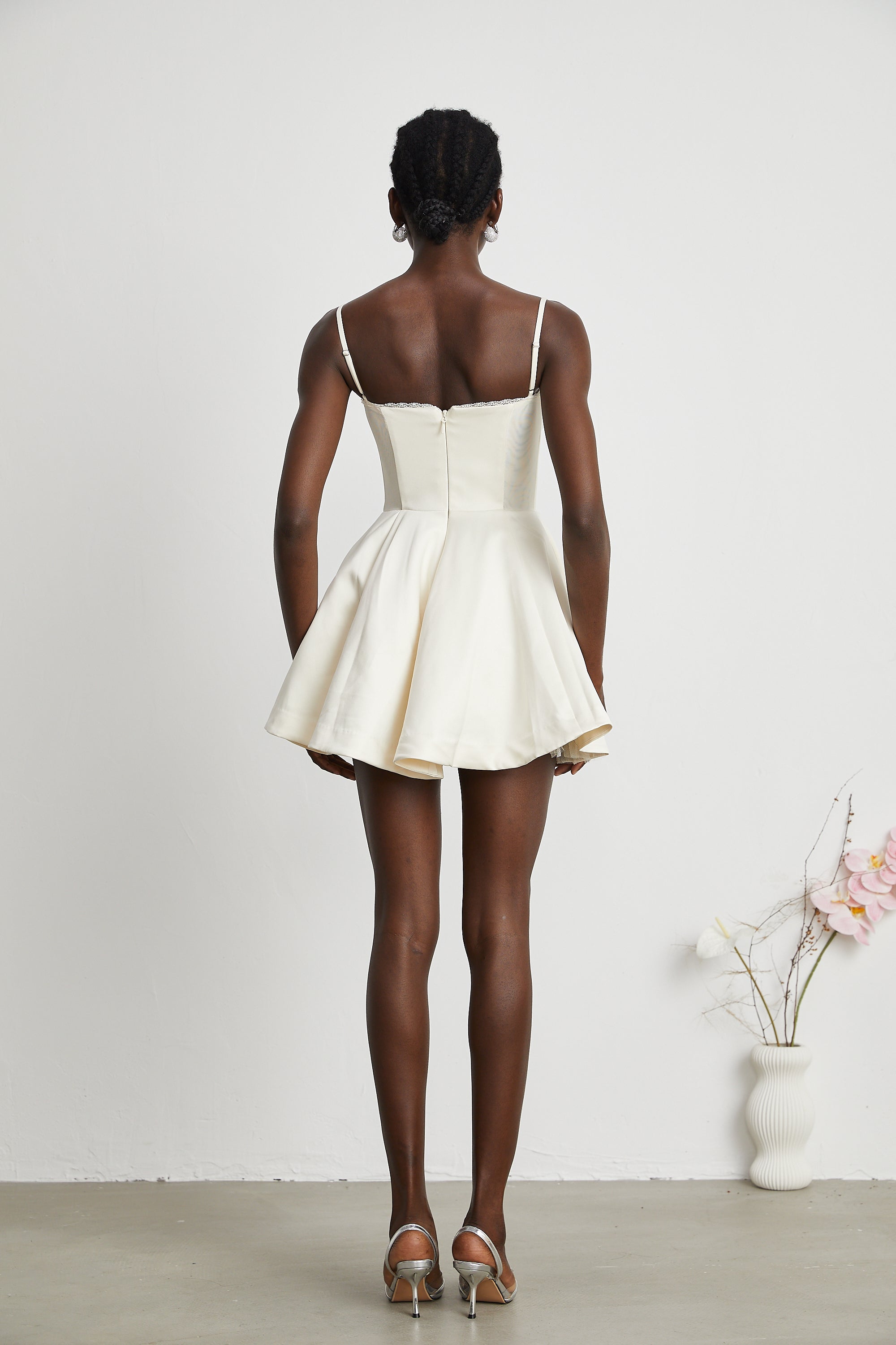 فستان قصير مكشوف الأكتاف من التول بتصميم واسع من سايرة (بيع نهائي - الولايات المتحدة فقط)