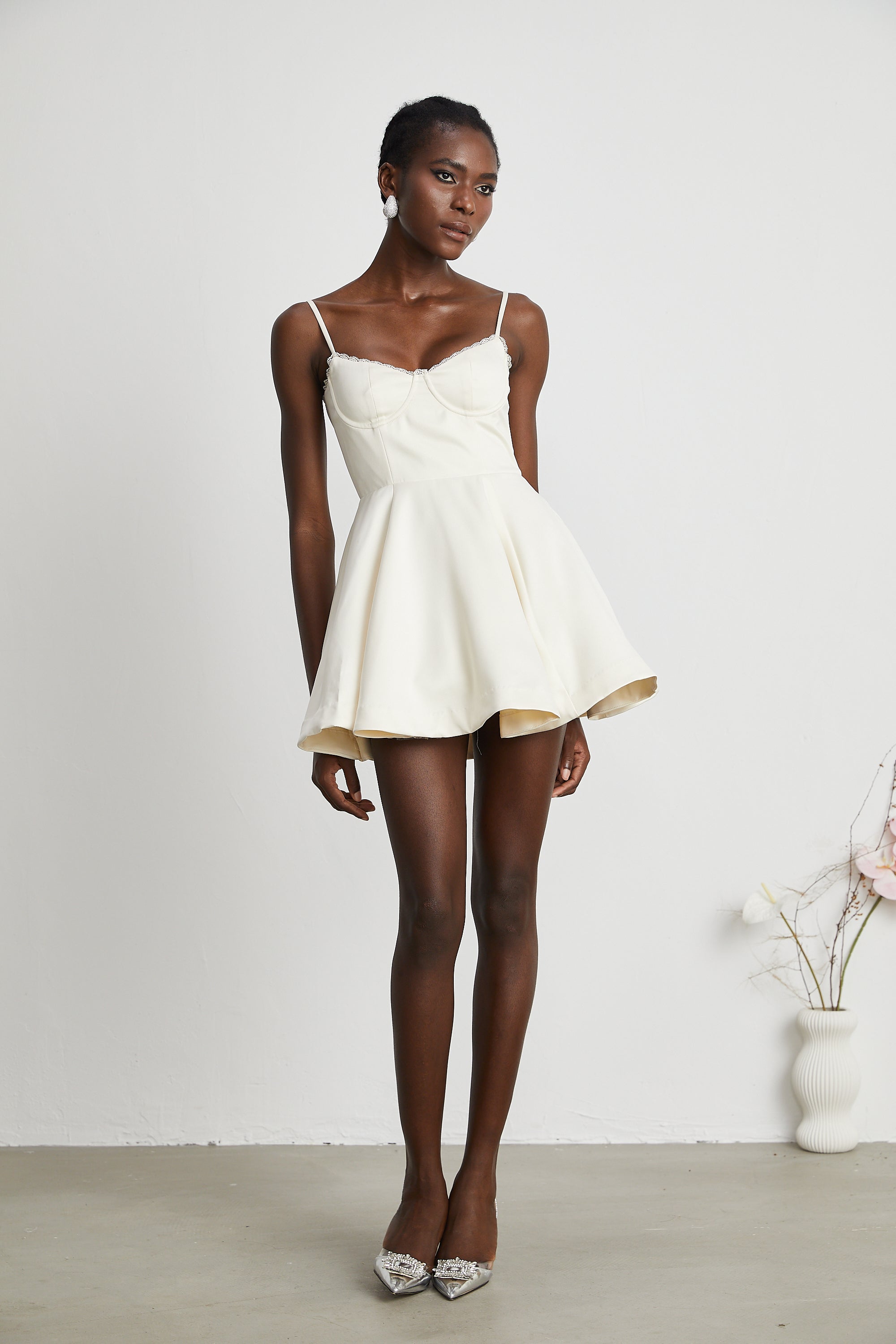 فستان قصير مكشوف الأكتاف من التول بتصميم واسع من سايرة (بيع نهائي - الولايات المتحدة فقط)