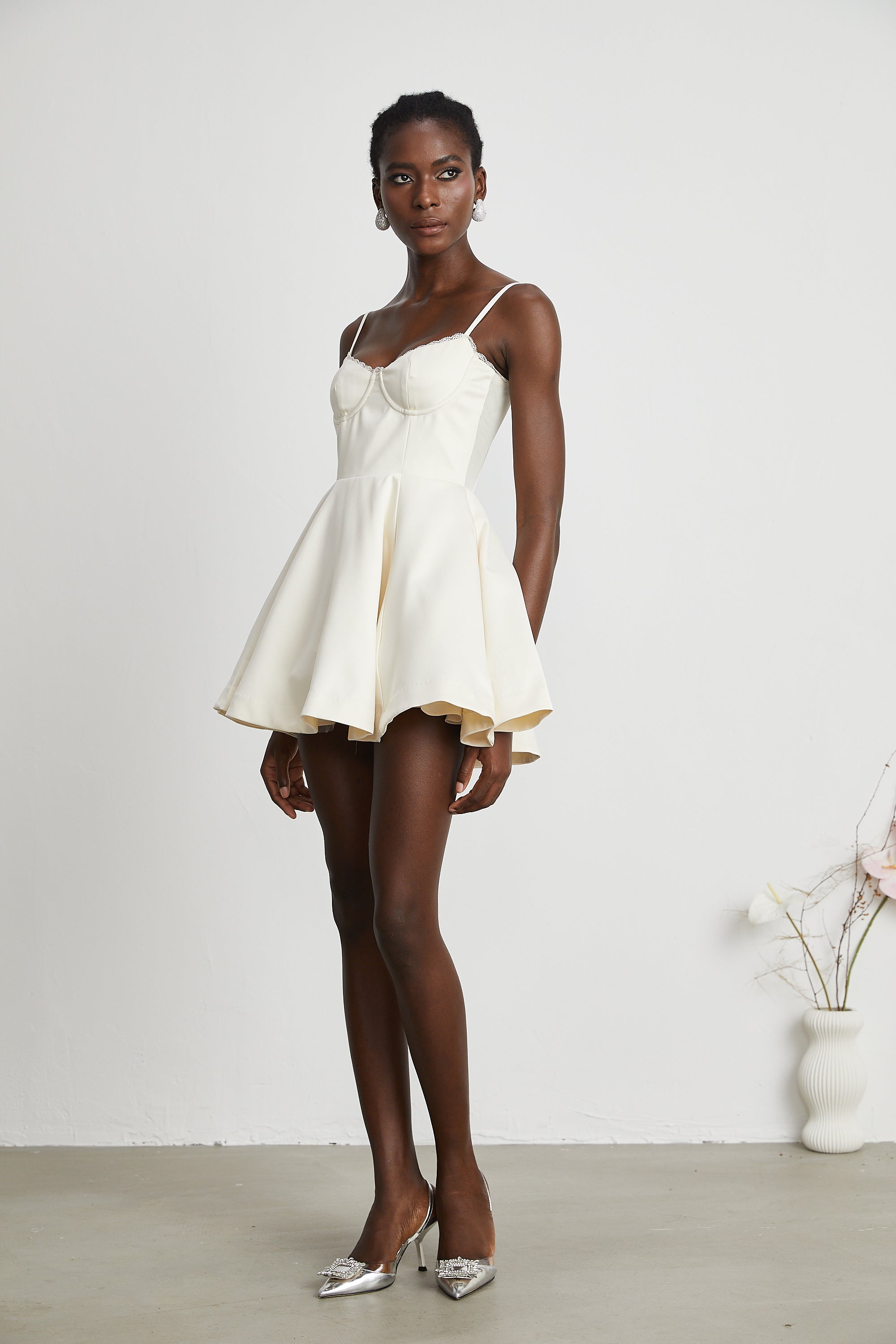 فستان قصير مكشوف الأكتاف من التول بتصميم واسع من سايرة (بيع نهائي - الولايات المتحدة فقط)