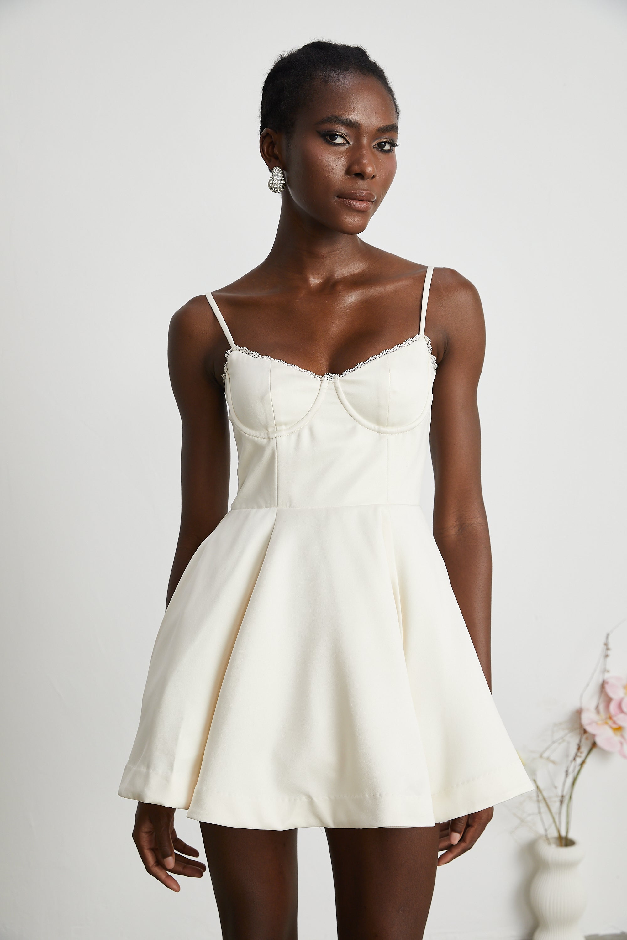 فستان قصير مكشوف الأكتاف من التول بتصميم واسع من سايرة (بيع نهائي - الولايات المتحدة فقط)