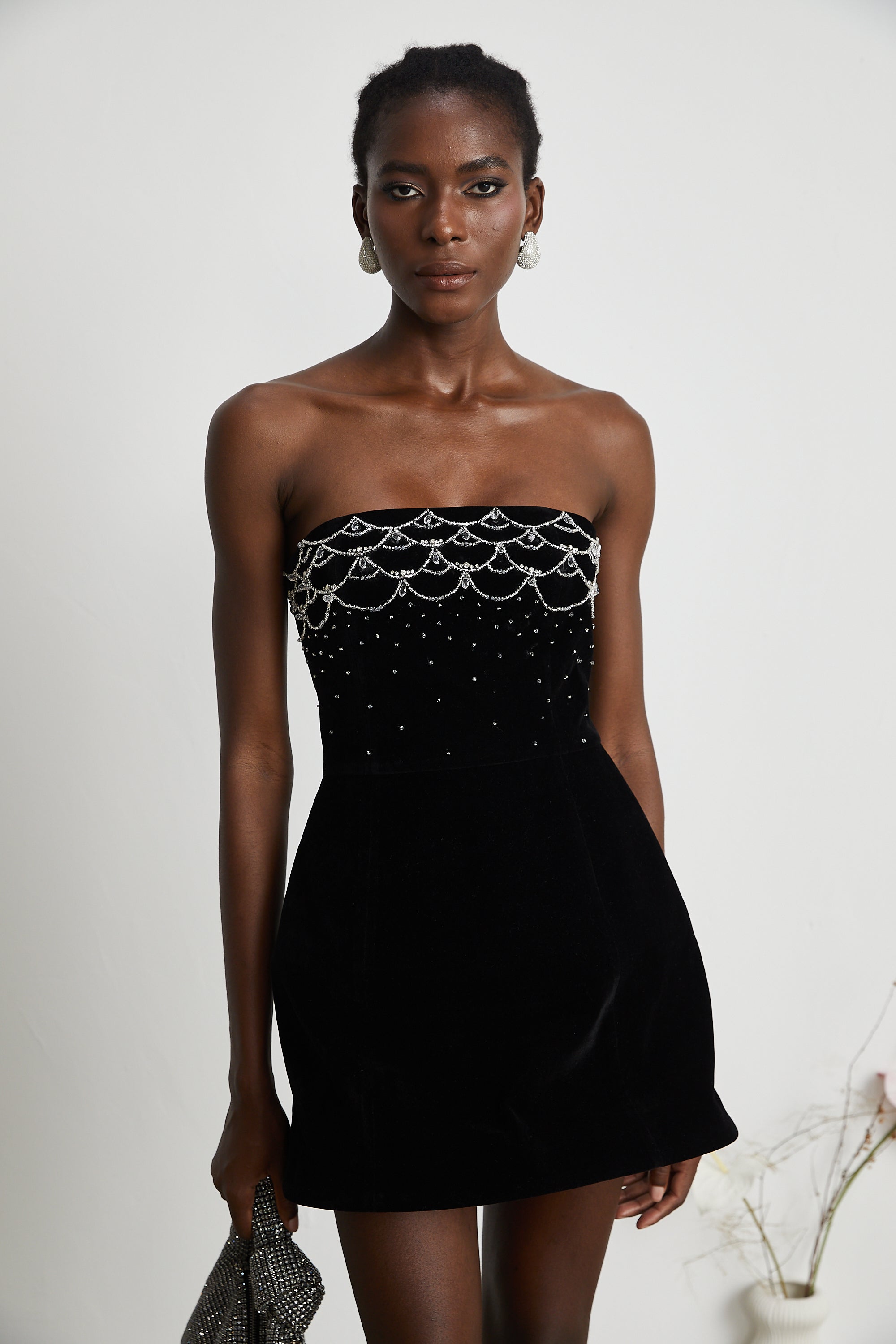 فستان ساندرين القصير من المخمل المزين بالكريستال