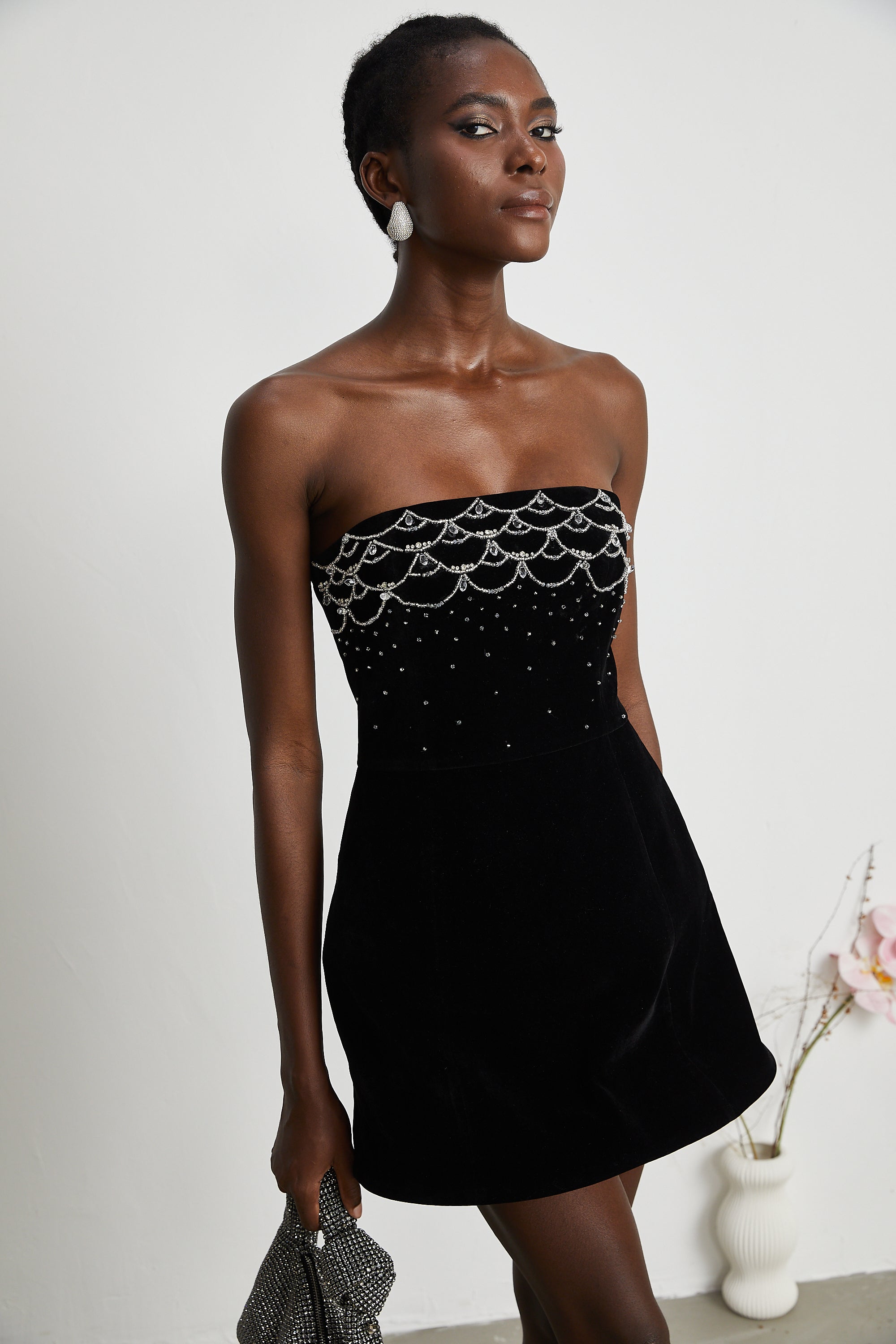 فستان ساندرين القصير من المخمل المزين بالكريستال