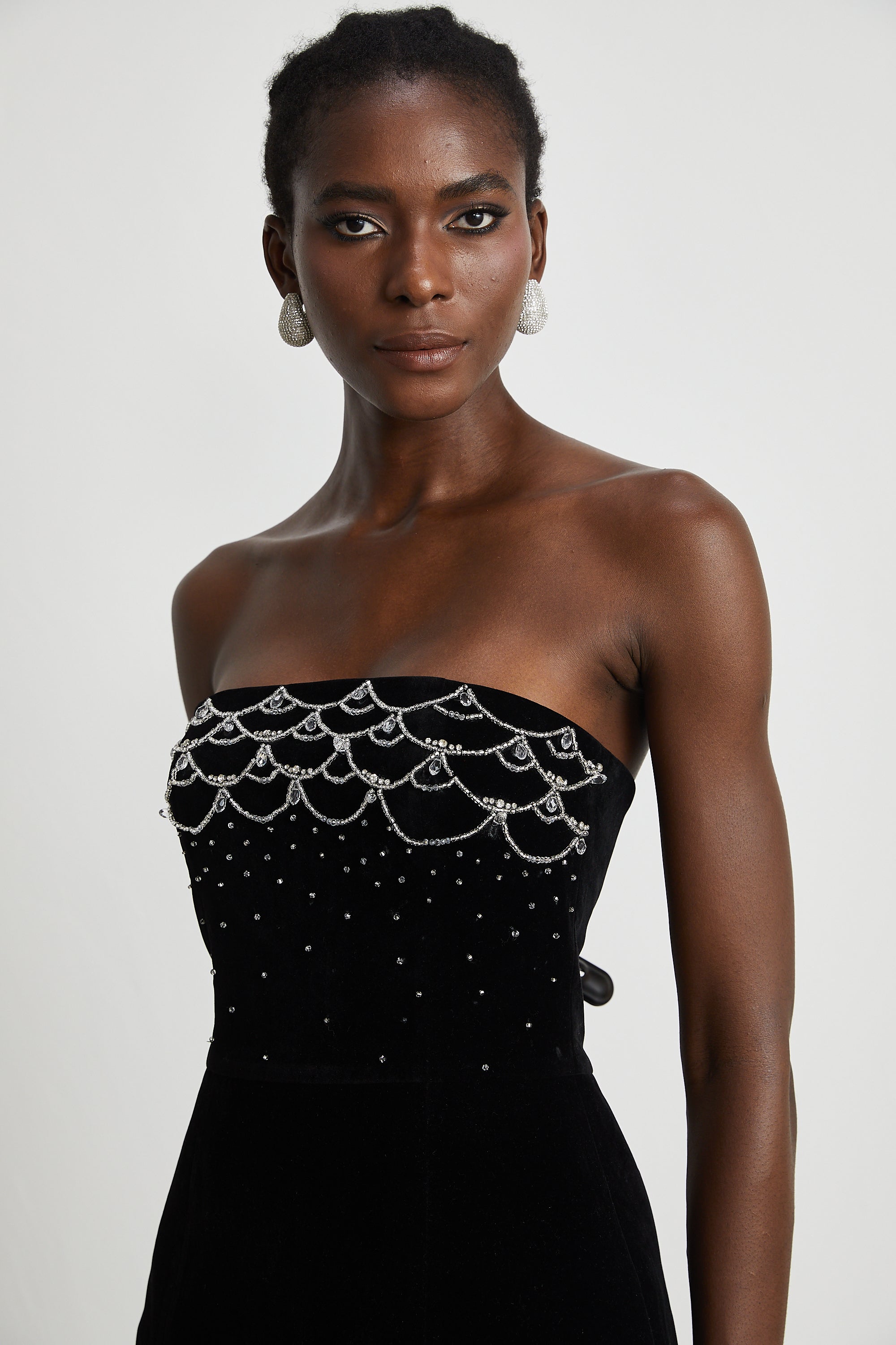 فستان ساندرين القصير من المخمل المزين بالكريستال