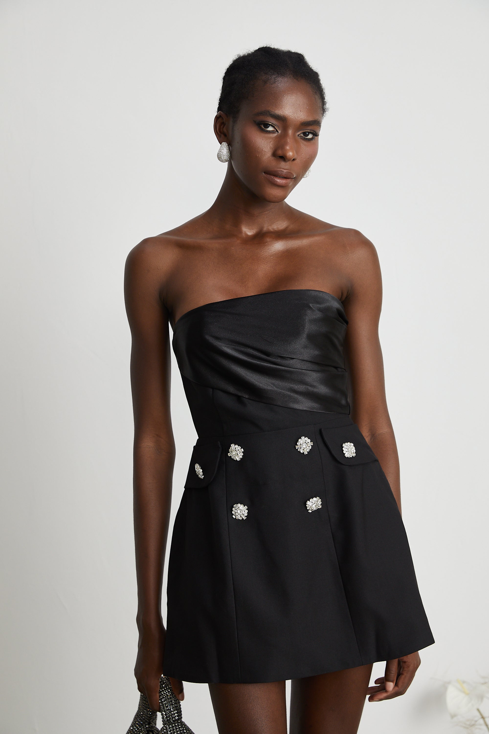 فستان قصير من Mealla باللون الأسود بأزرار من الكريستال