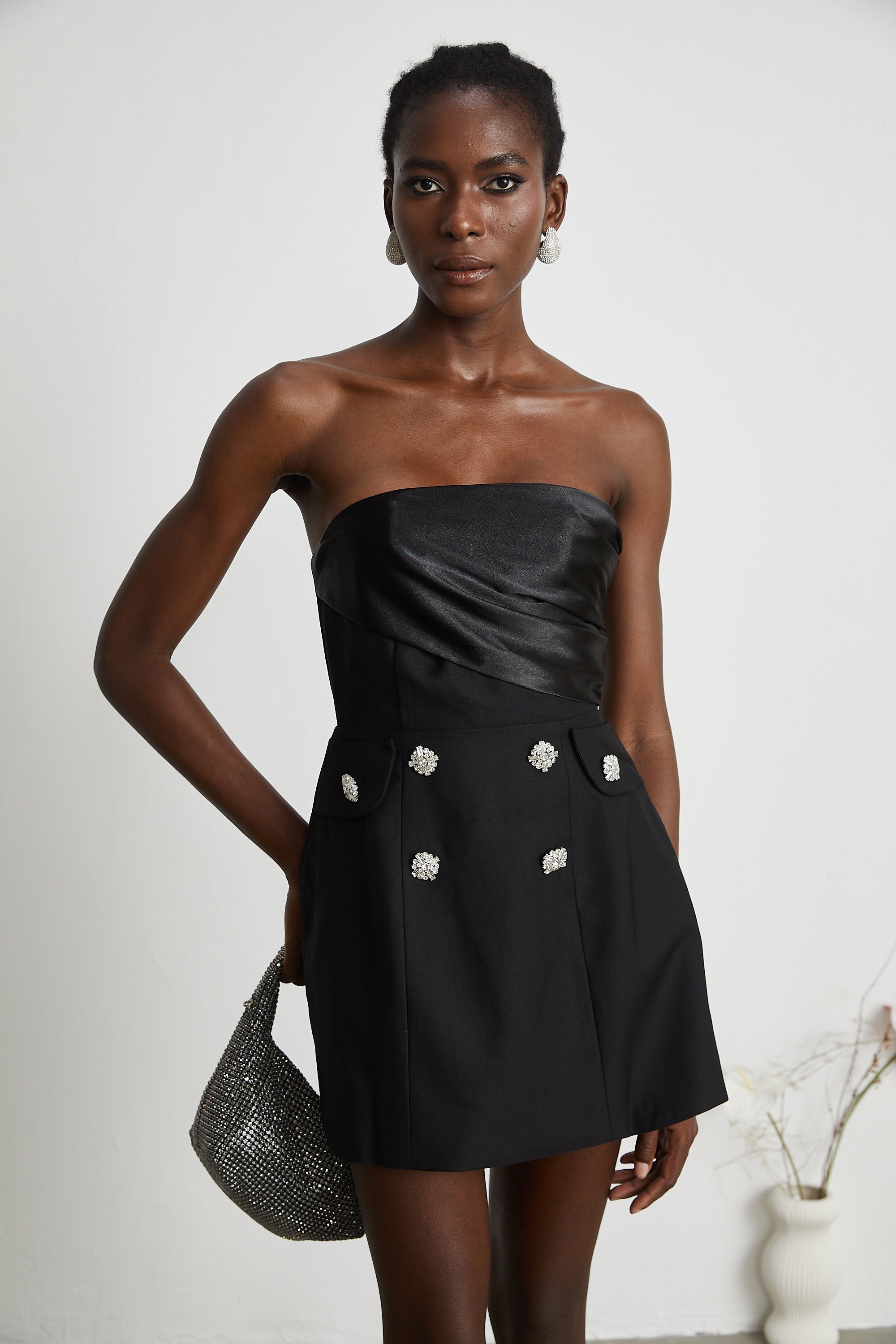 فستان قصير من Mealla باللون الأسود بأزرار من الكريستال