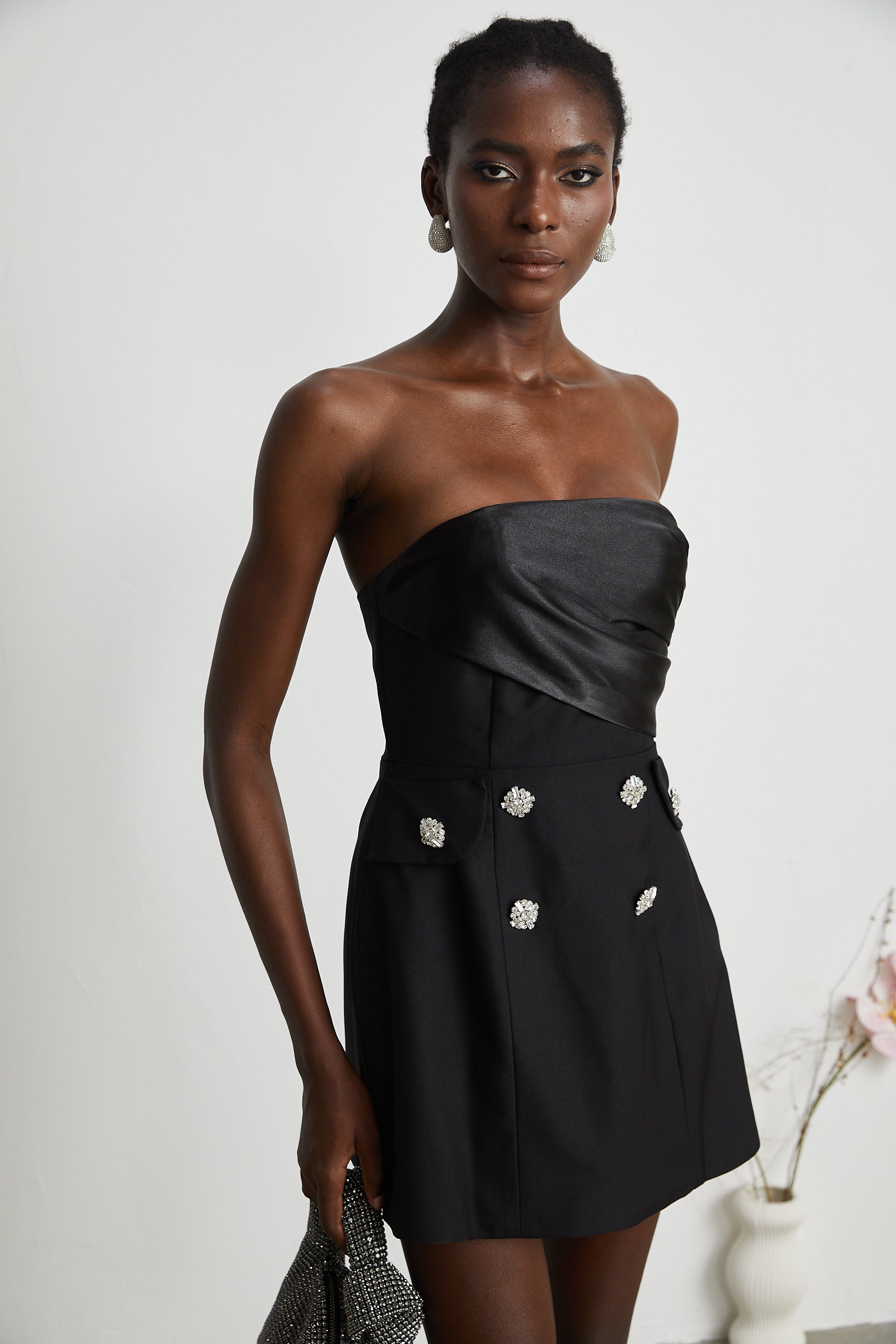 فستان قصير من Mealla باللون الأسود بأزرار من الكريستال