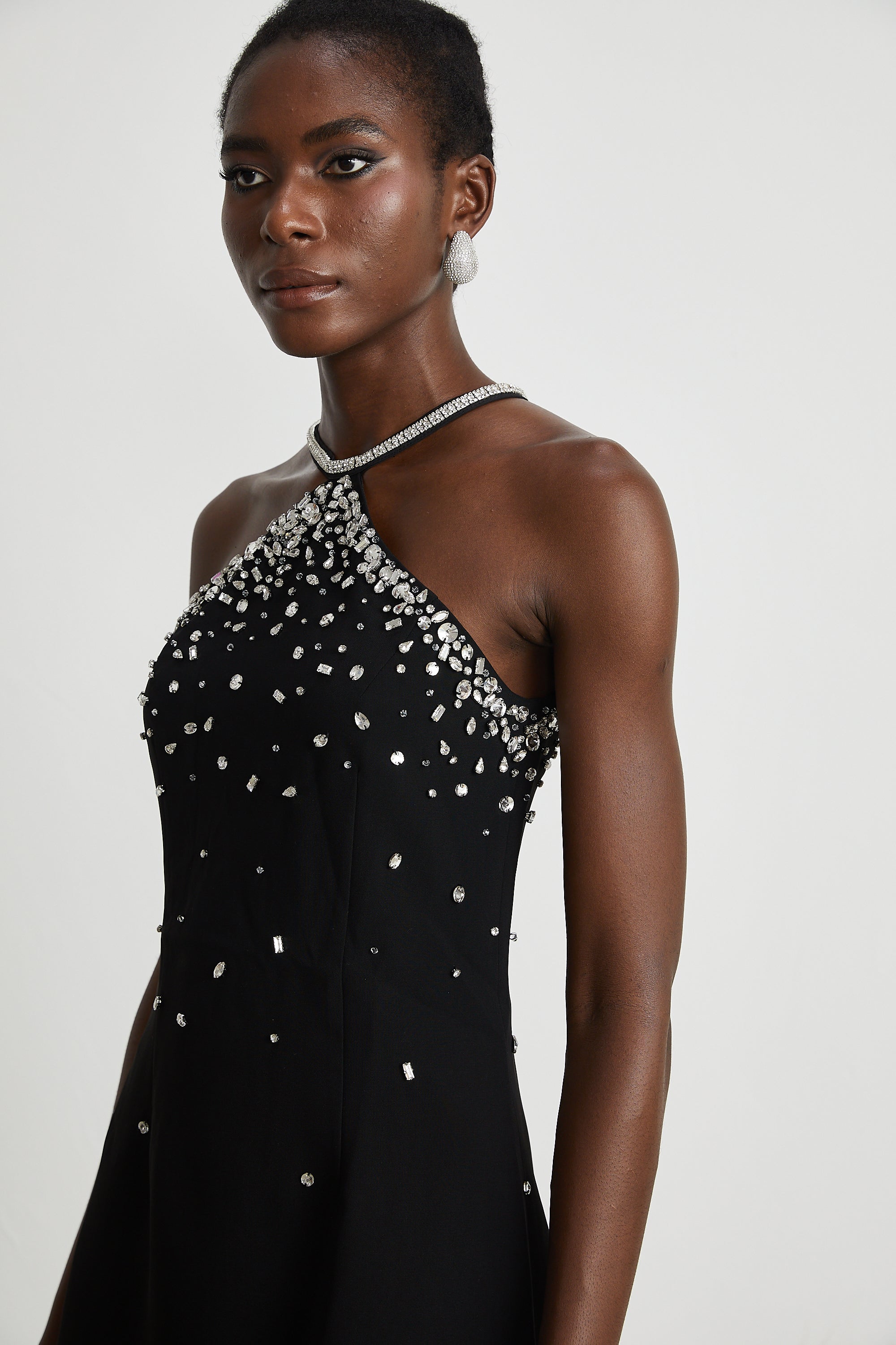 فستان زانثيا قصير مزين باللون الأسود