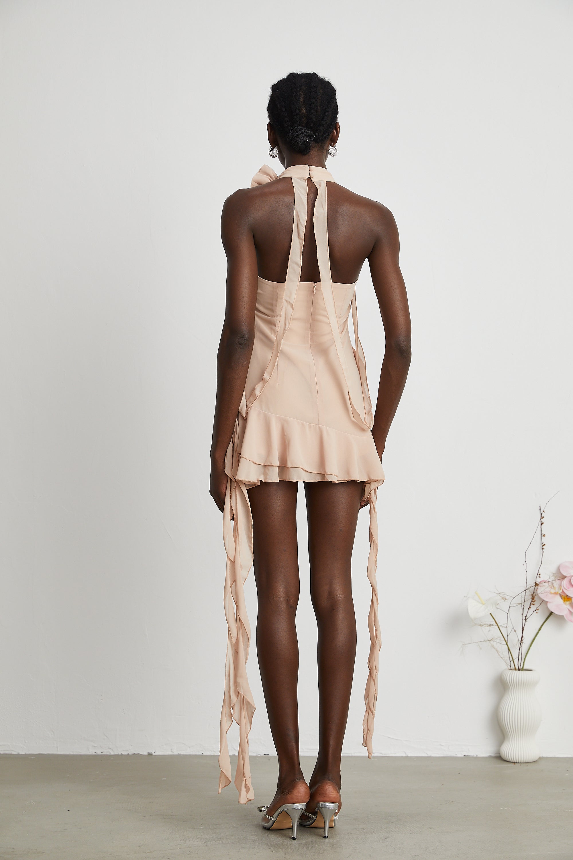 فستان Eloisee قصير غير متماثل مزهر