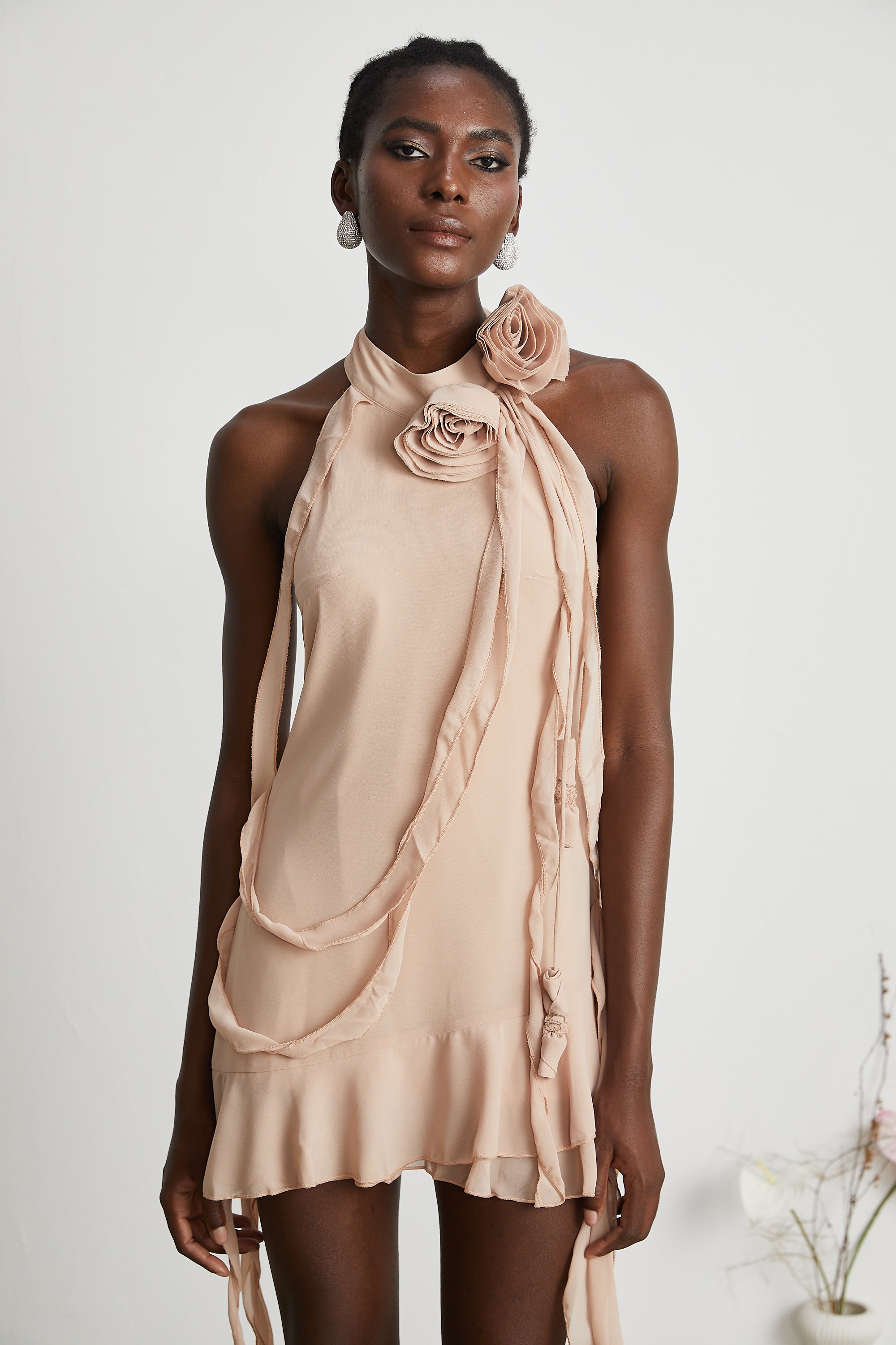 فستان Eloisee قصير غير متماثل مزهر