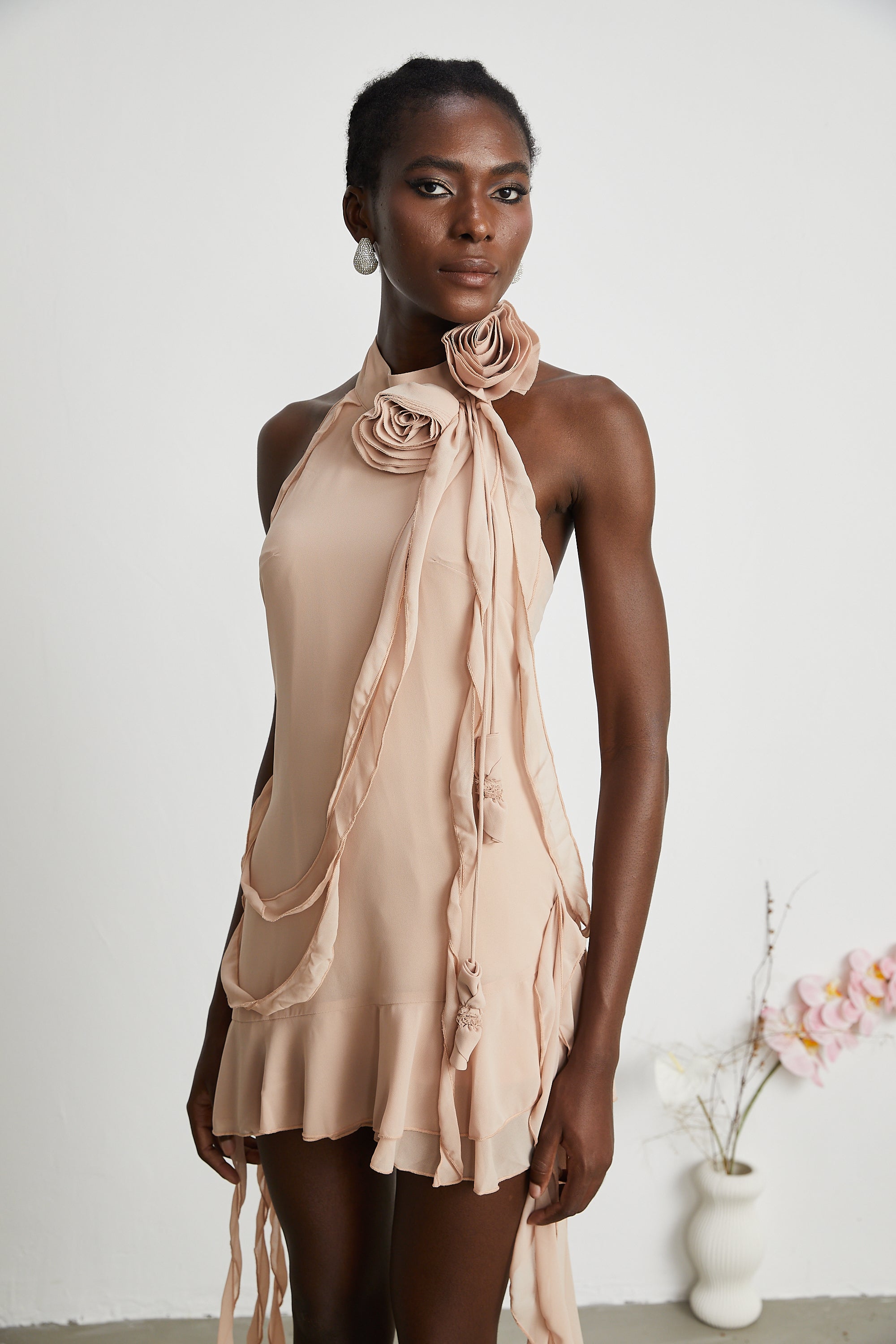 فستان Eloisee قصير غير متماثل مزهر