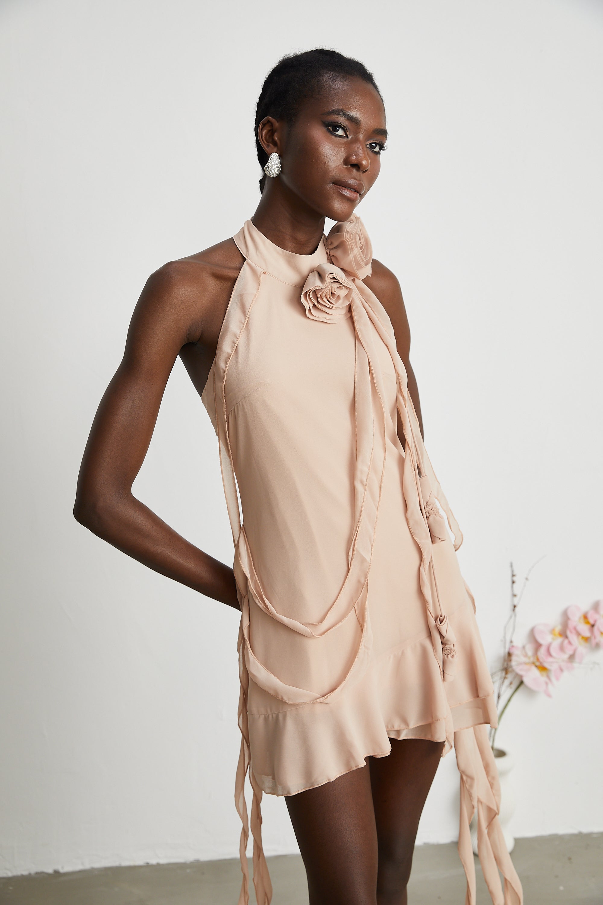 فستان Eloisee قصير غير متماثل مزهر