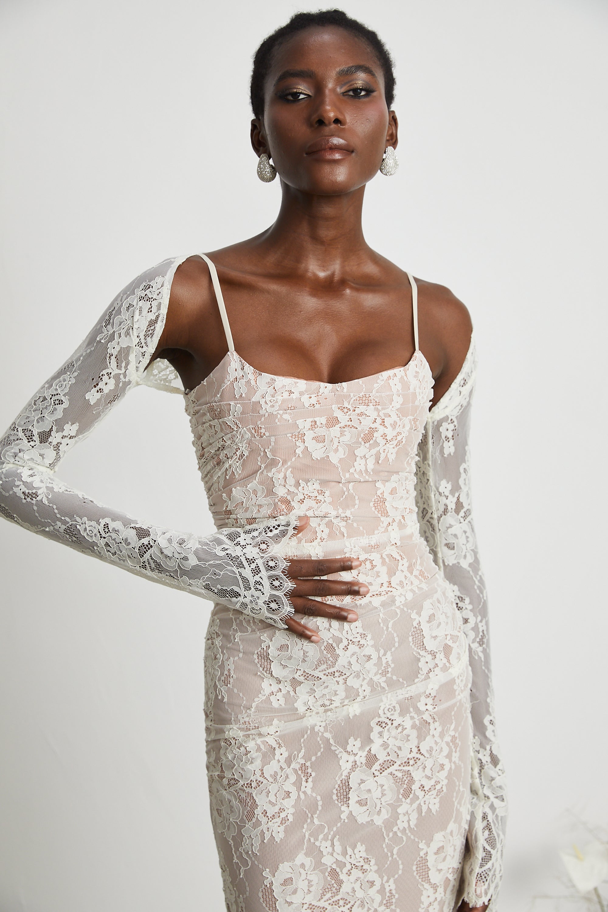 فستان ماكسي من الدانتيل الأبيض المزهر من فاليري