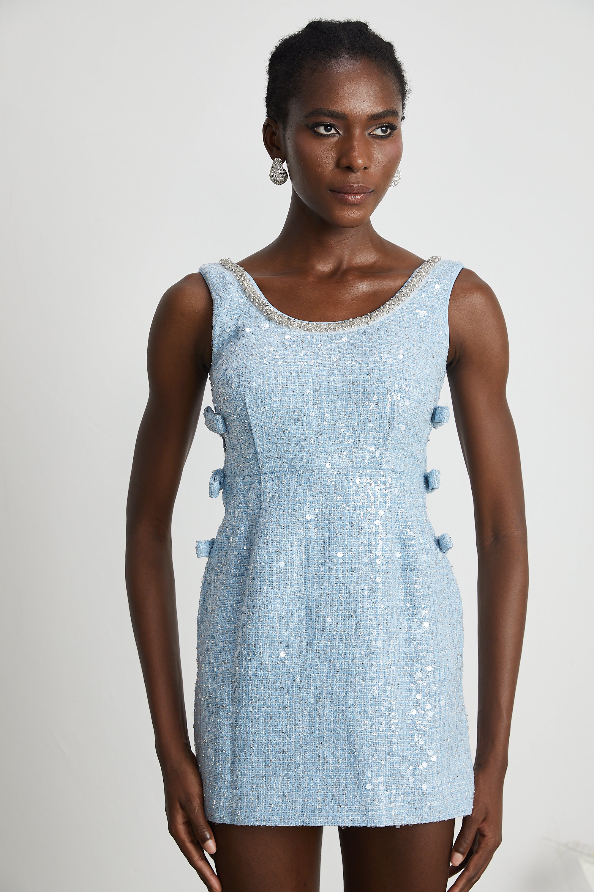 فستان مانون قصير من قماش التويد باللون الأزرق ومزين بالترتر