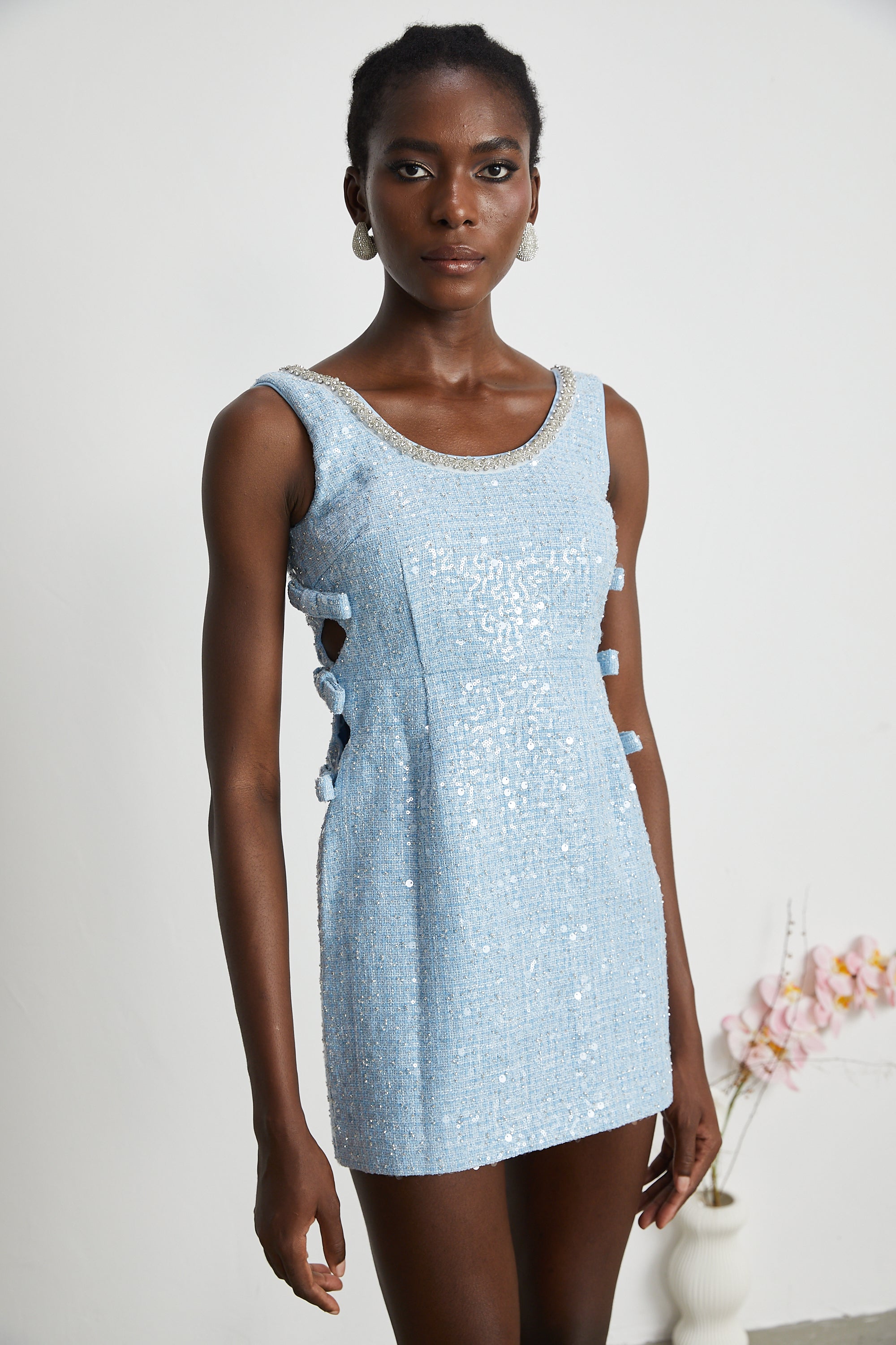 فستان مانون قصير من قماش التويد باللون الأزرق ومزين بالترتر