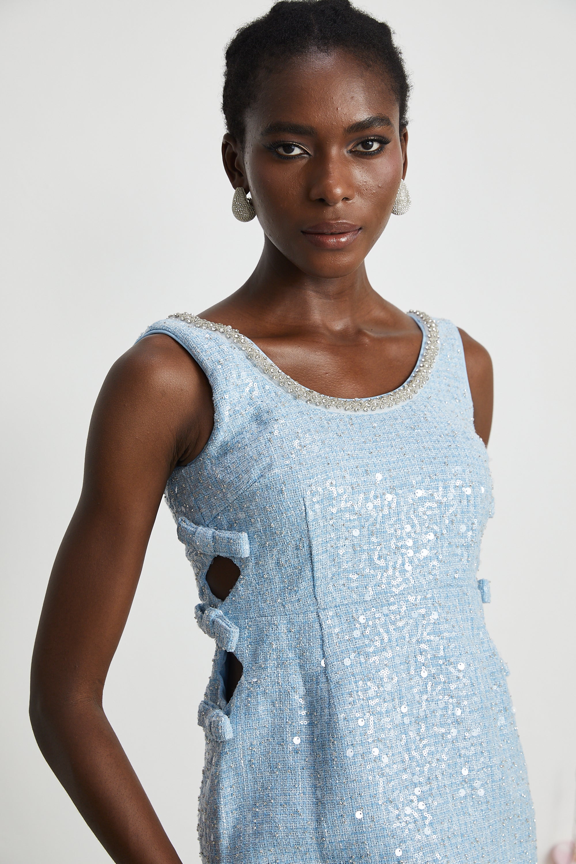 فستان مانون قصير من قماش التويد باللون الأزرق ومزين بالترتر