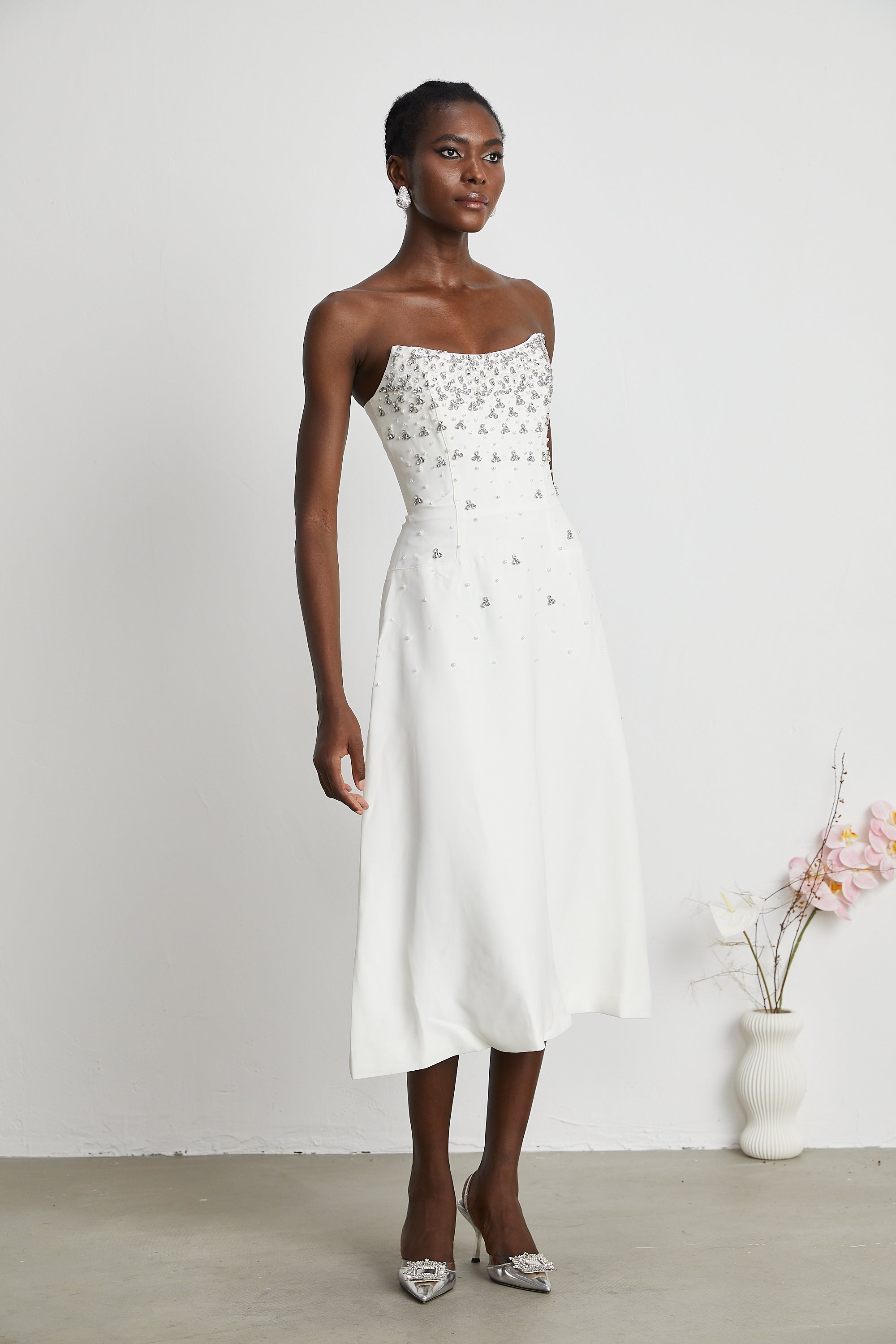 فستان ميليساندي متوسط الطول مزين باللون الأبيض
