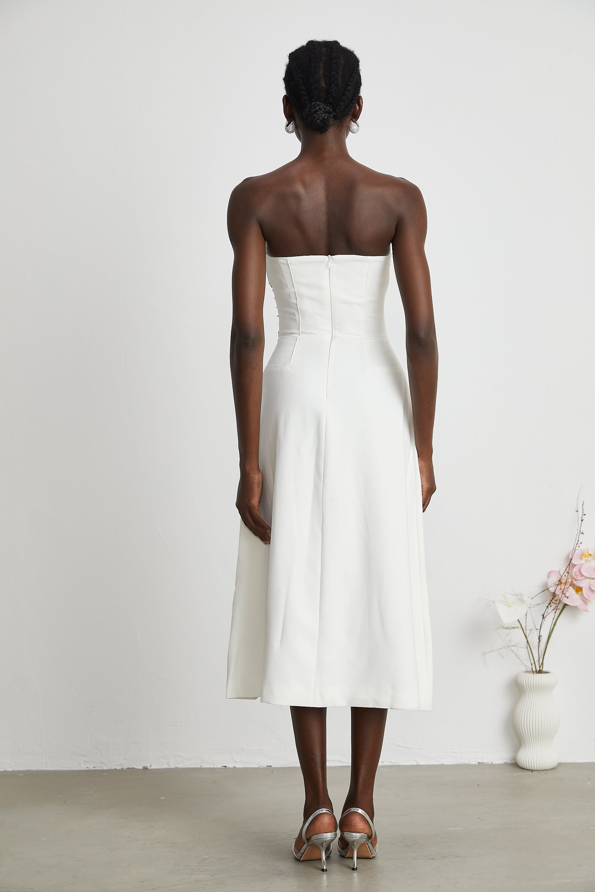 فستان ميليساندي متوسط الطول مزين باللون الأبيض