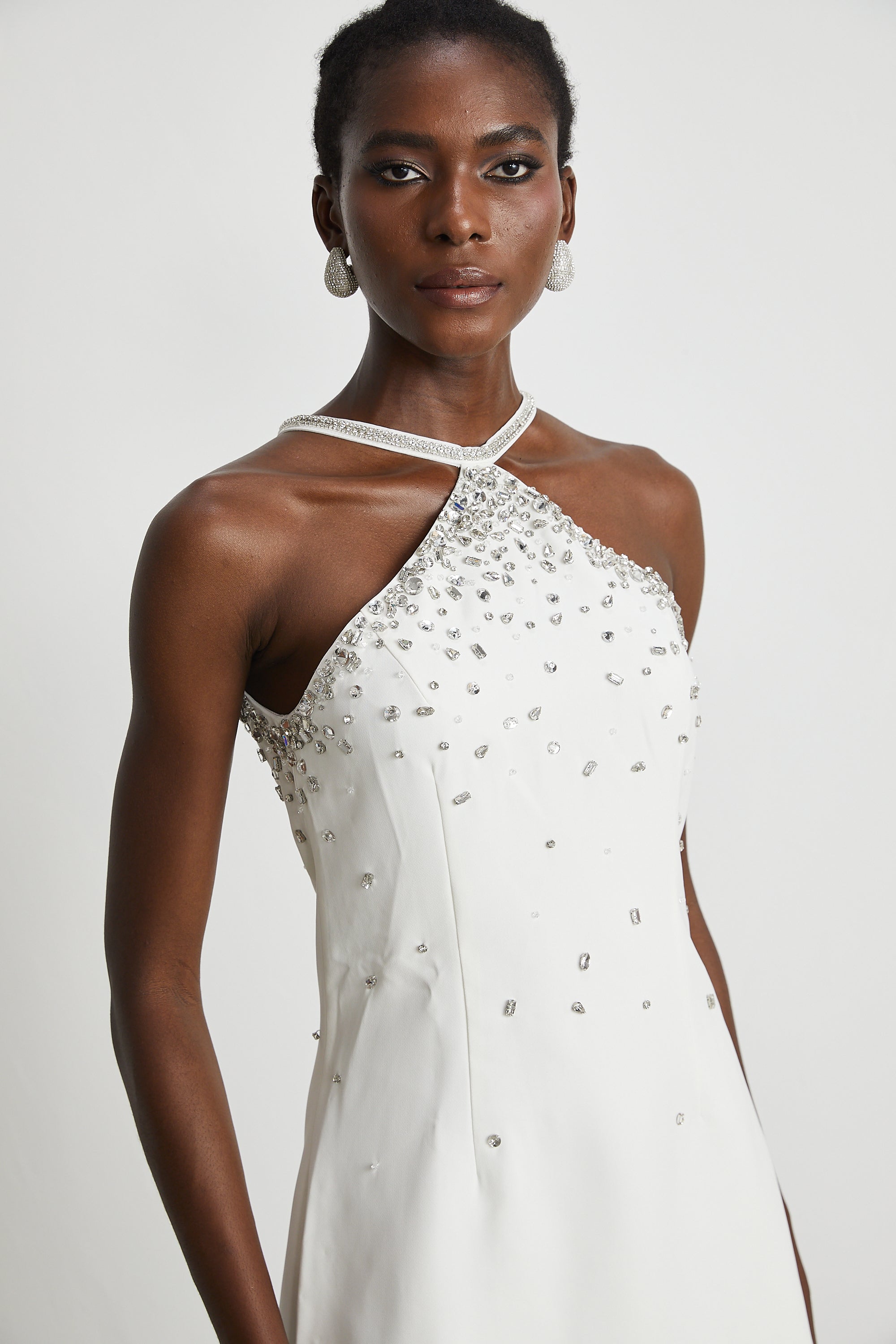 فستان قصير مزين باللون الأبيض من زانثيا