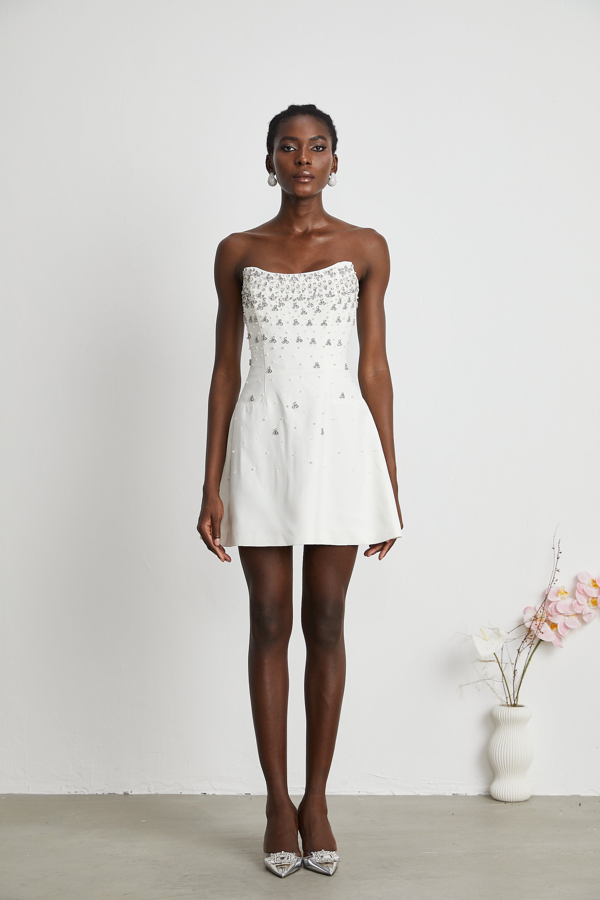 فستان ميليساندي قصير مزين باللون الأبيض