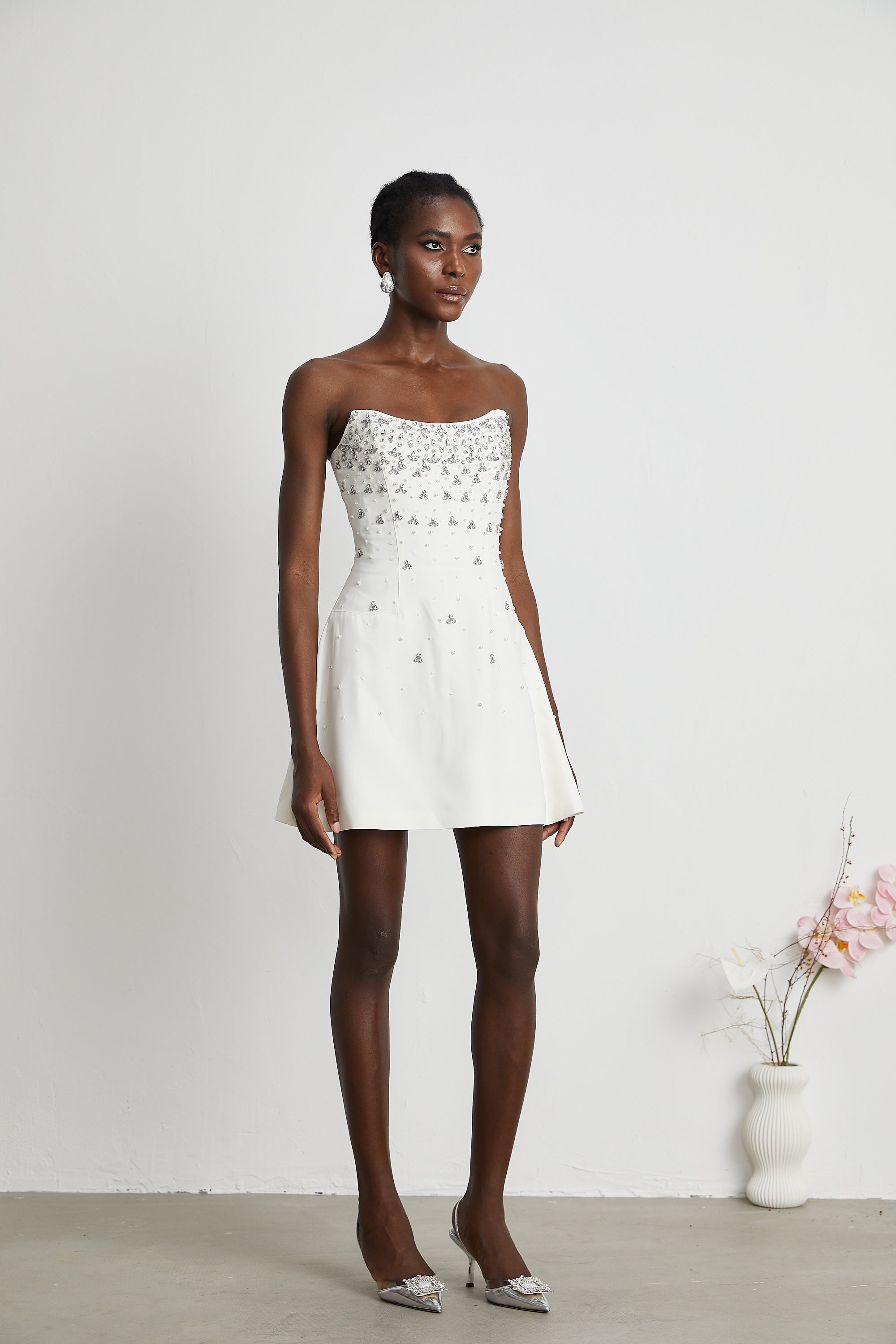 فستان ميليساندي قصير مزين باللون الأبيض