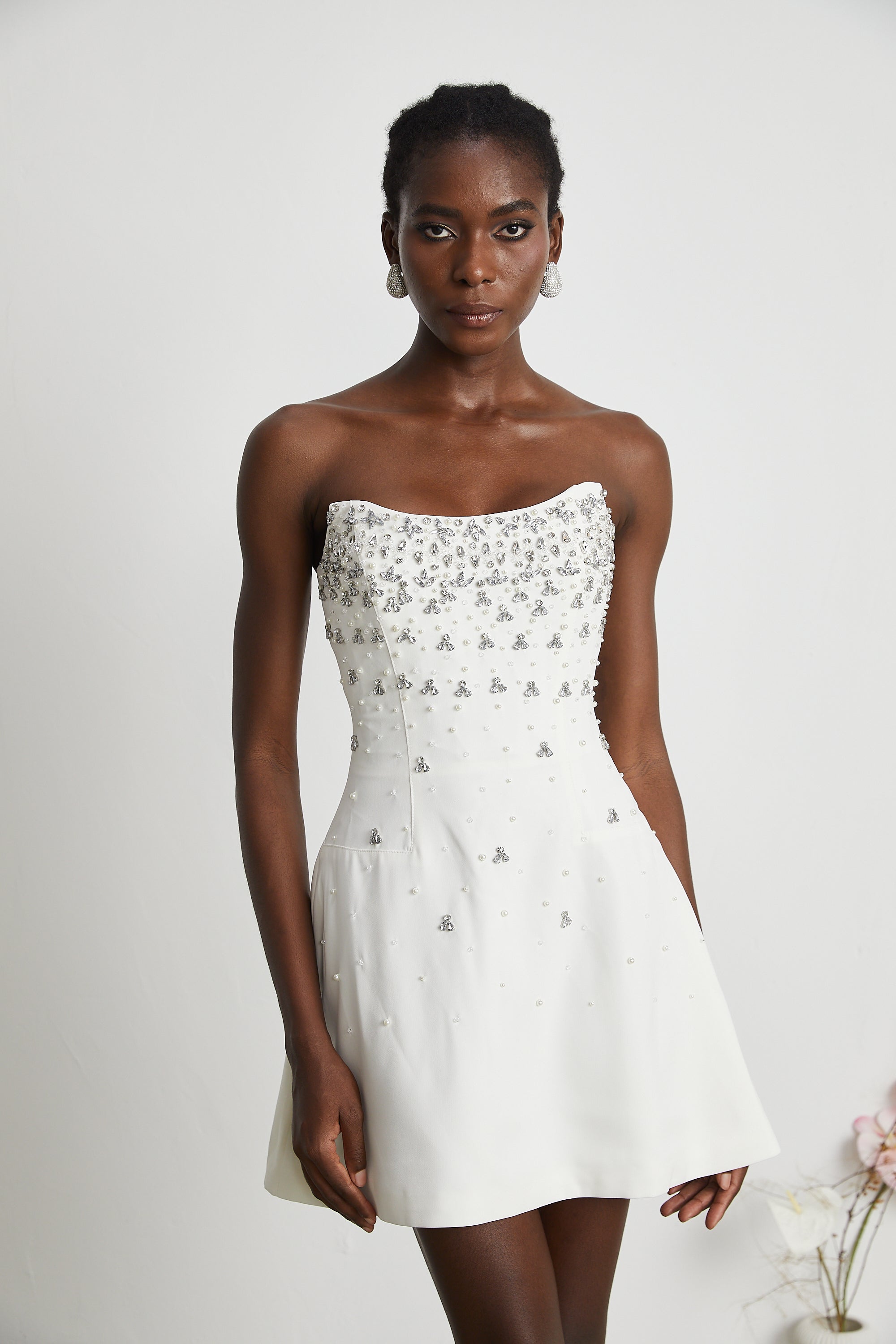 فستان ميليساندي قصير مزين باللون الأبيض