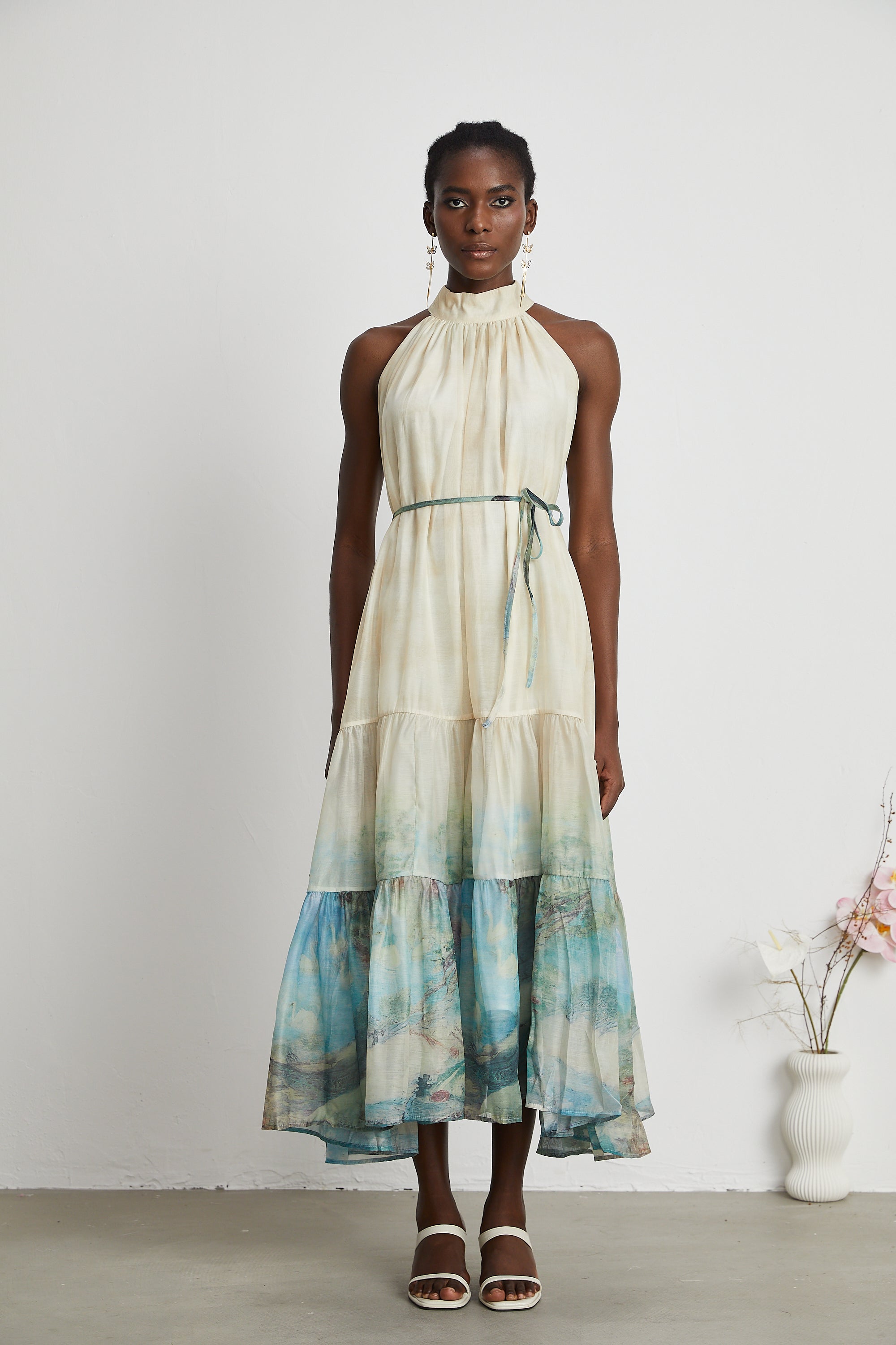 فستان دلفين متوسط الطول بطبعات متعددة الطبقات