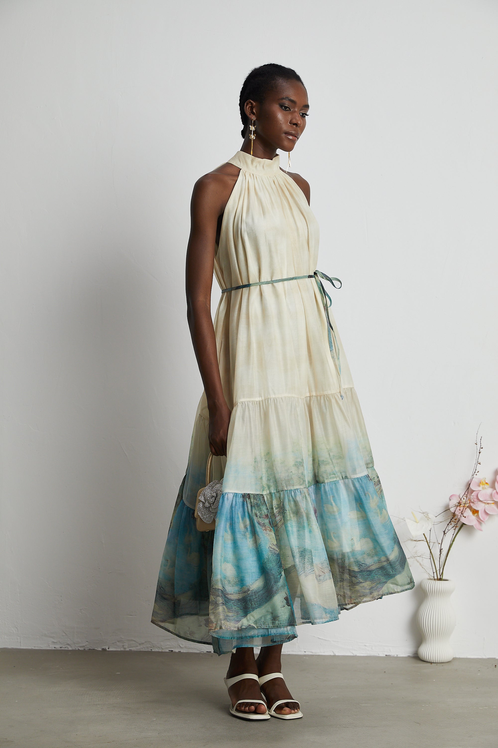 فستان دلفين متوسط الطول بطبعات متعددة الطبقات