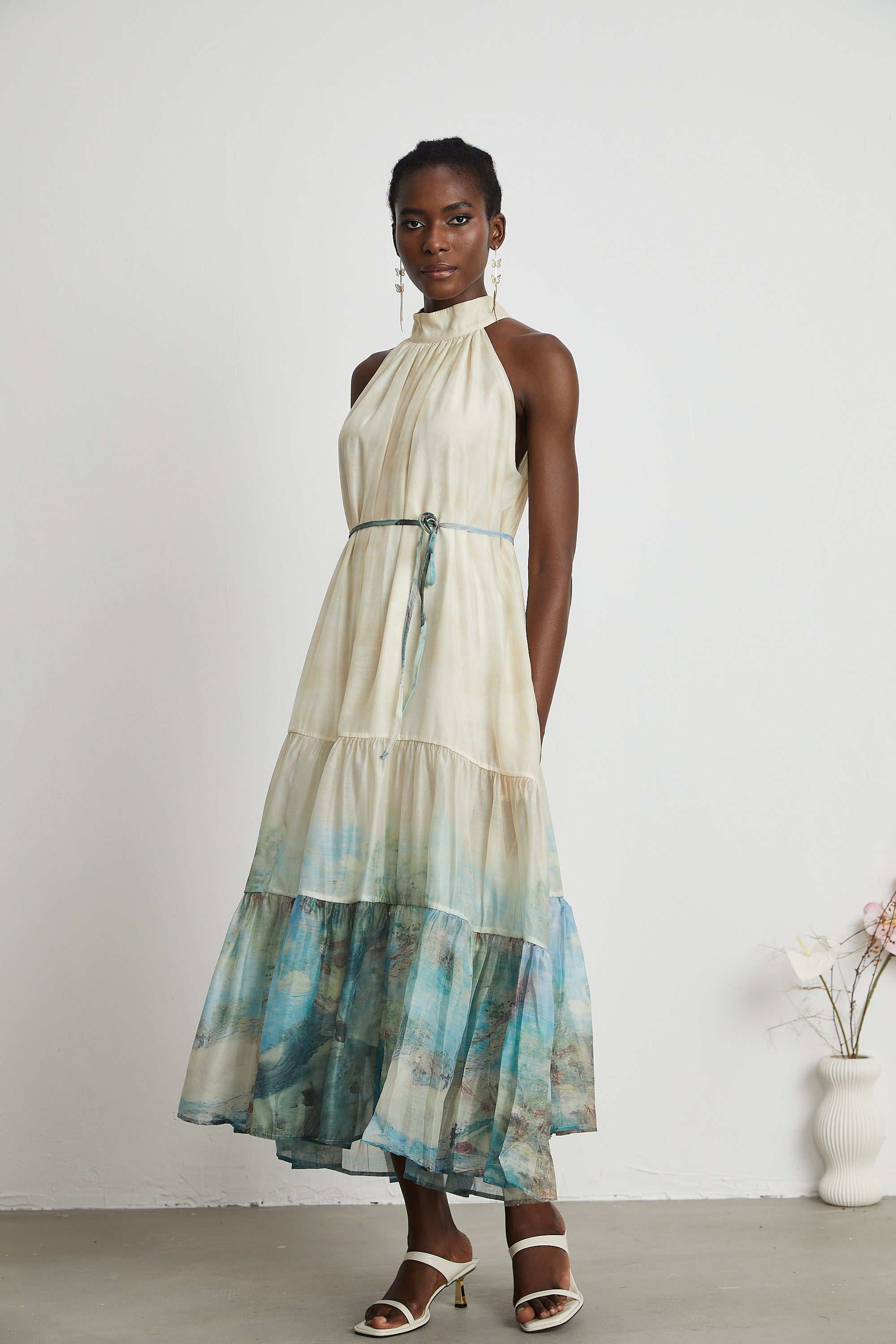 فستان دلفين متوسط الطول بطبعات متعددة الطبقات