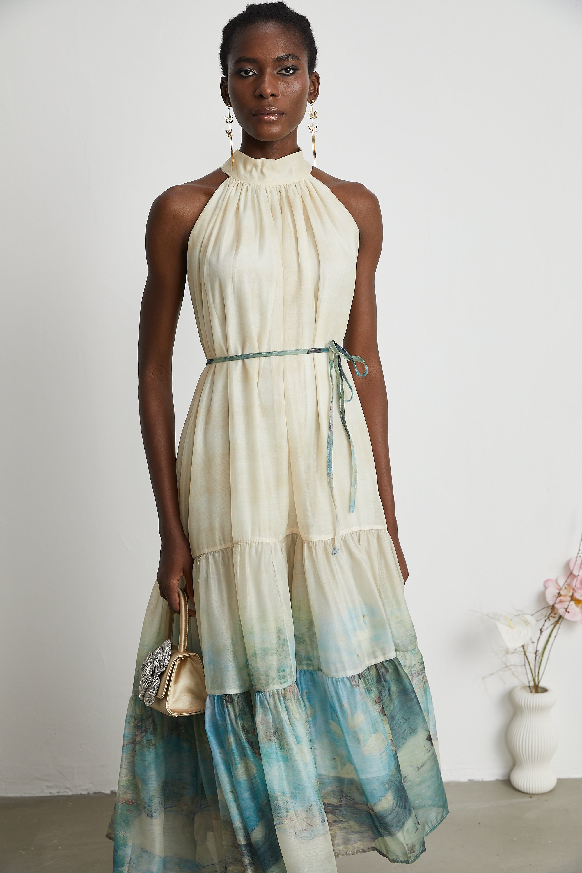 فستان دلفين متوسط الطول بطبعات متعددة الطبقات