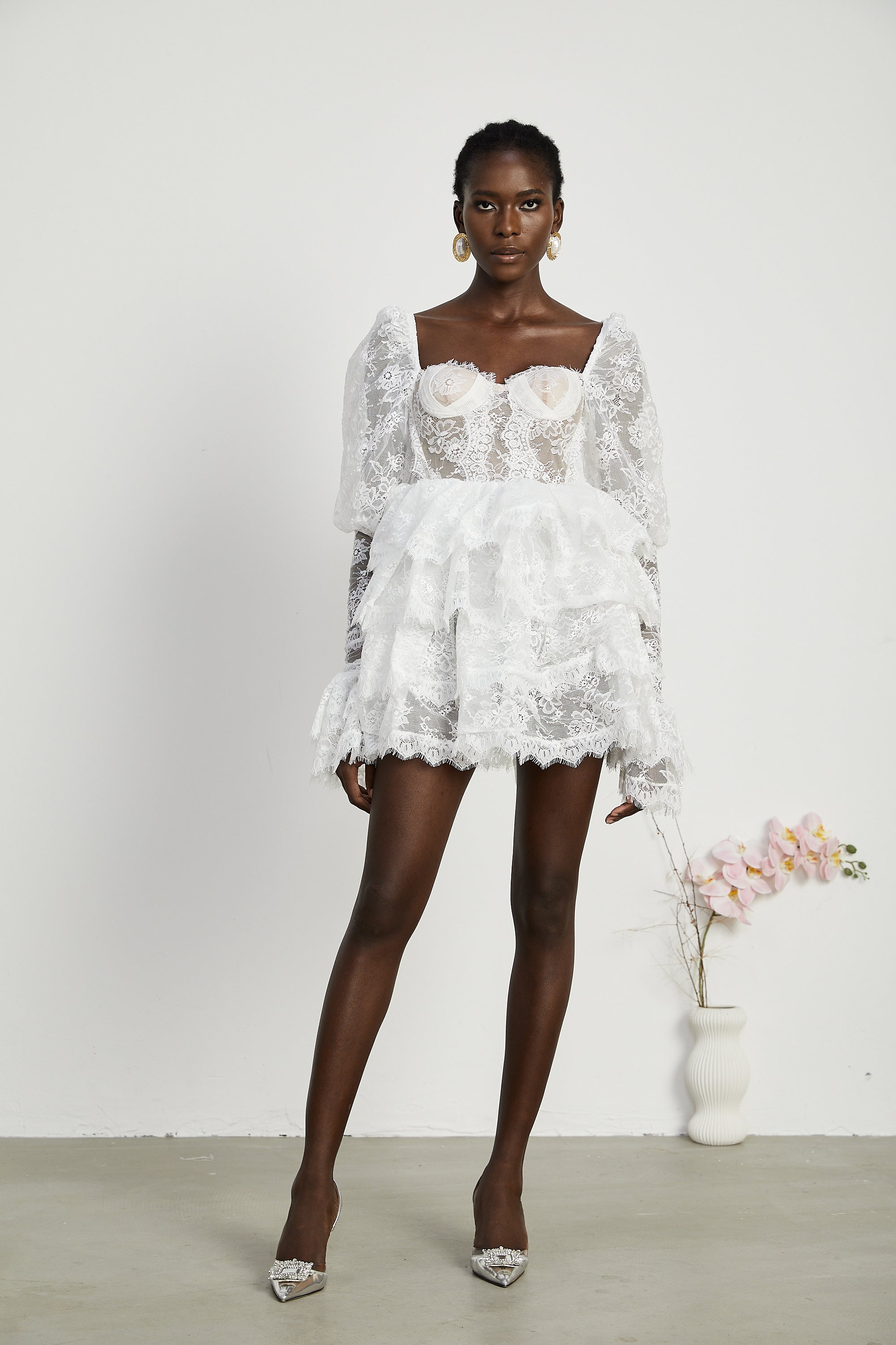 فستان نادين قصير مع حافة دانتيل شبه شفافة