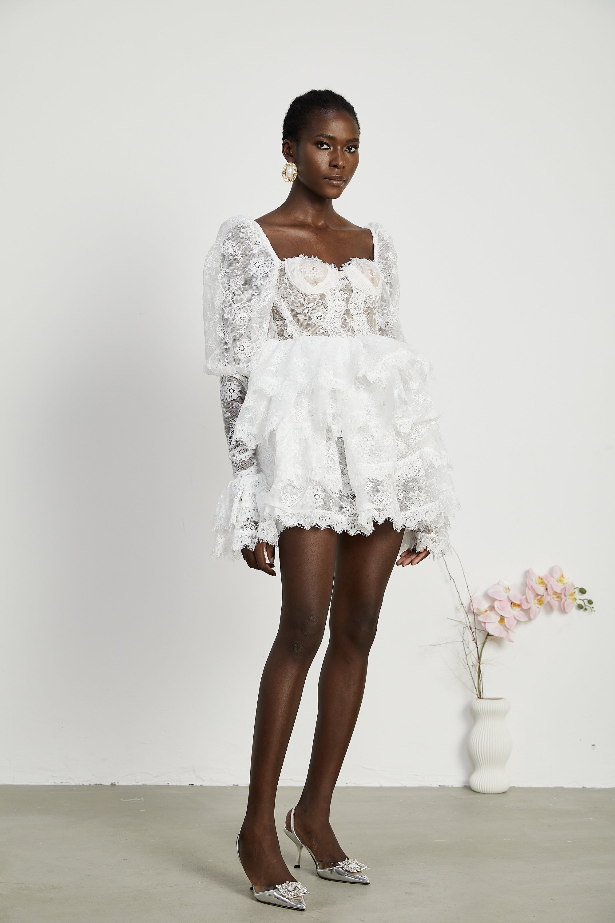 فستان نادين قصير مع حافة دانتيل شبه شفافة