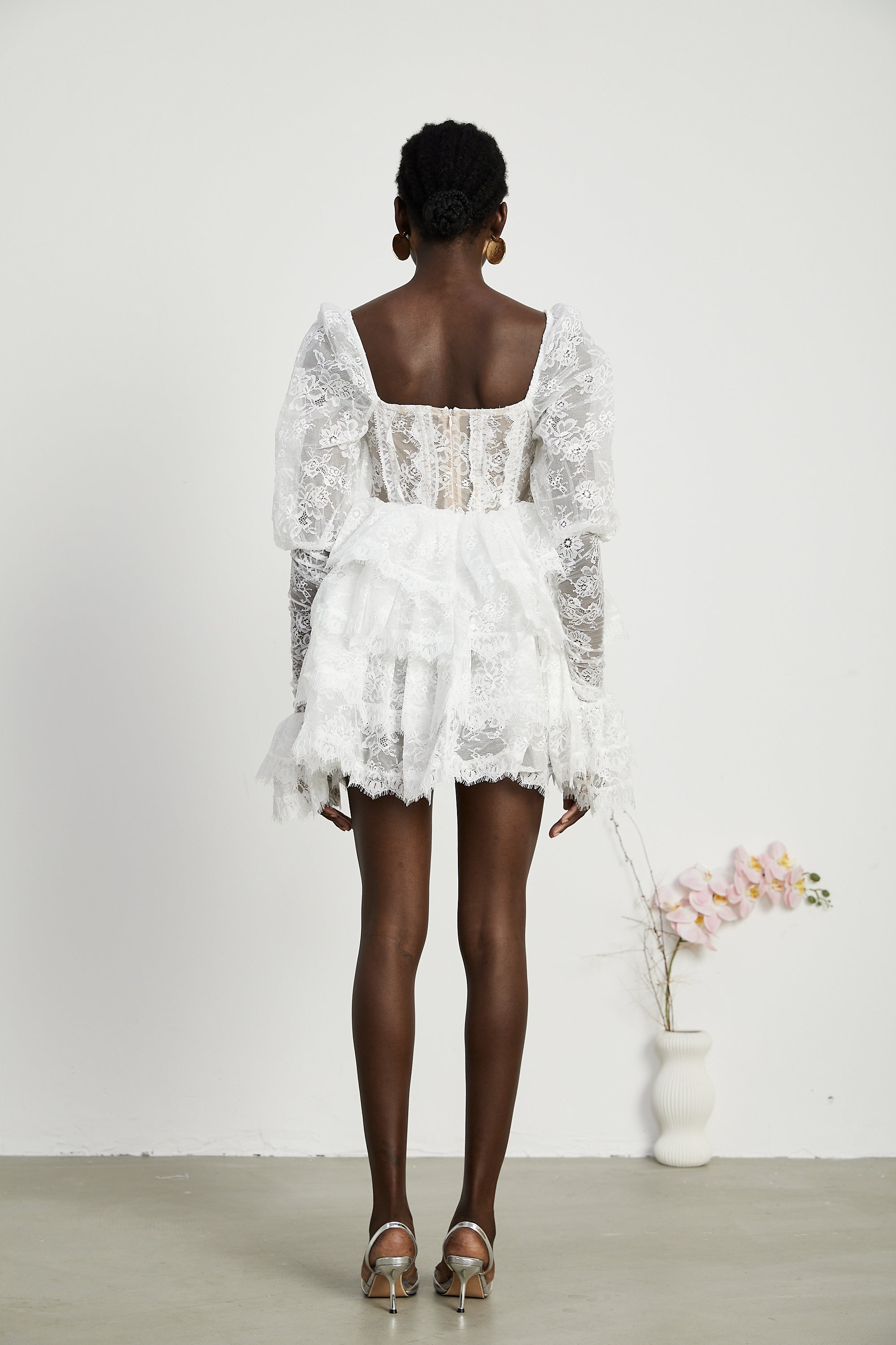 فستان نادين قصير مع حافة دانتيل شبه شفافة